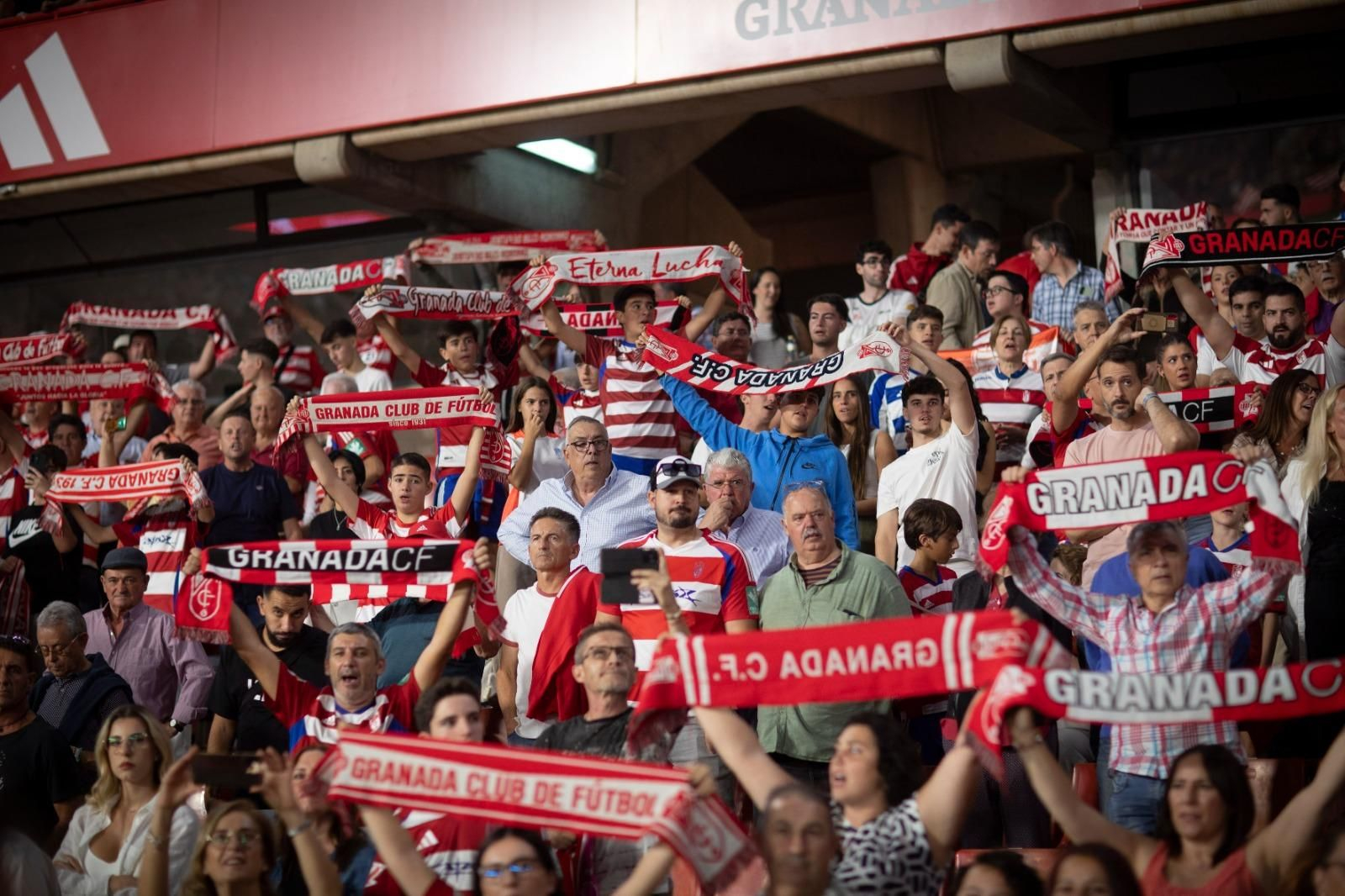 Encuéntrate en la grada de Los Cármenes en el Granada-Real Sociedad 'B'