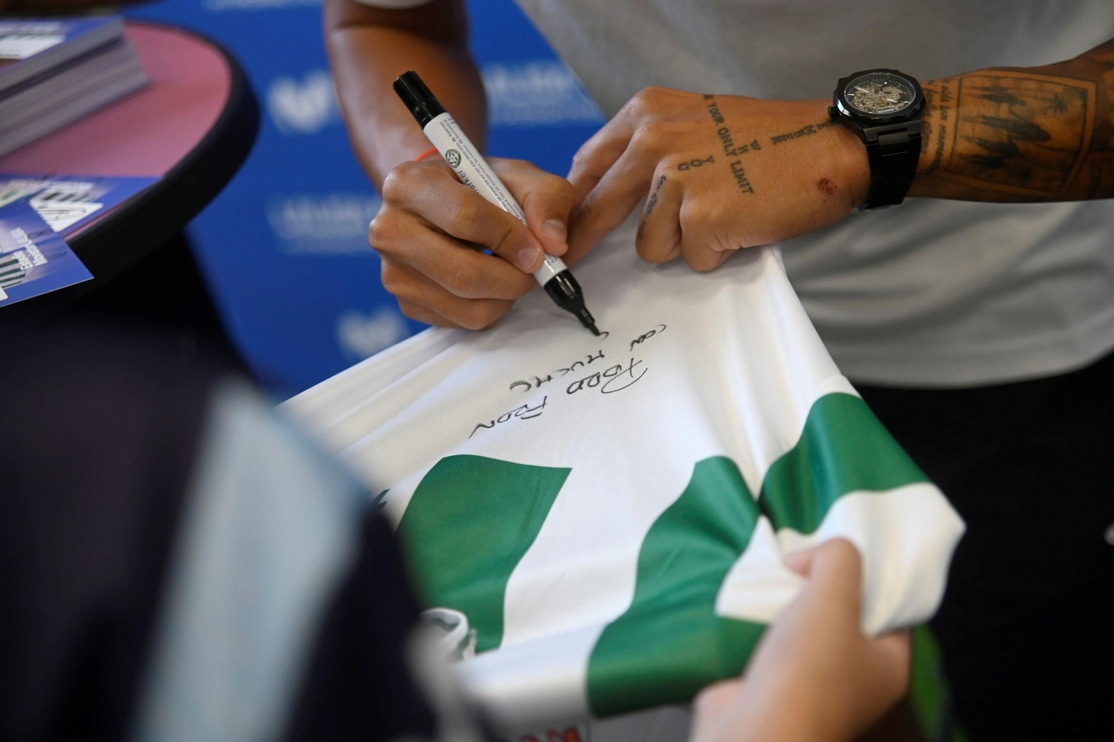 La pasión por el Córdoba CF se traslada a Las Tendillas en la firma de autógrafos de Isma Ruiz y Kevin Medina