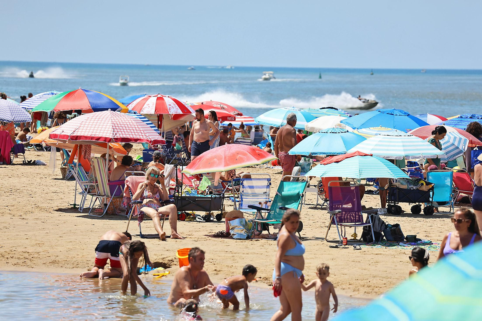 Ambiente en las playas de Huelva en la mañana de domingo