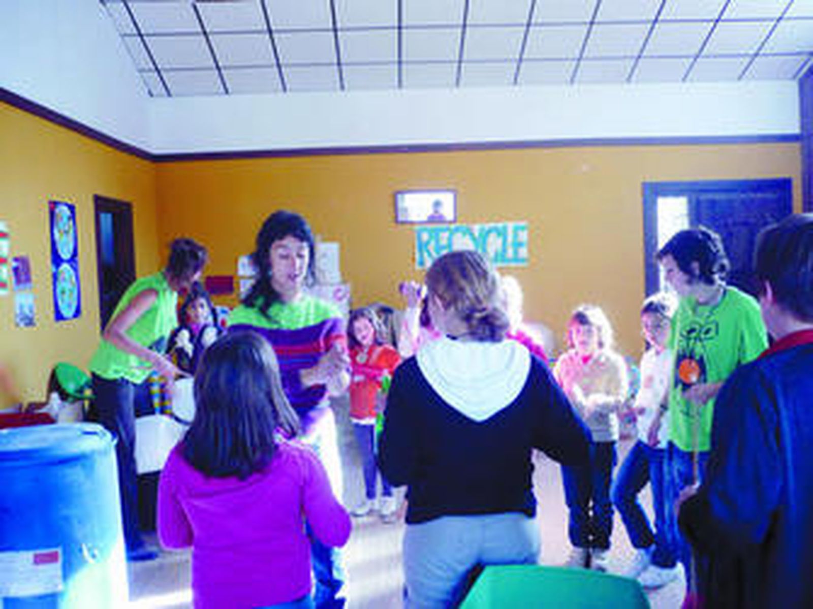 Los niños se divierten con sus profesoras, todas nativas.