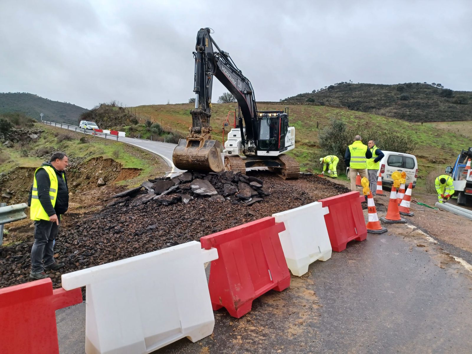 Trabajos en la carretera de Zufre para paliar los efectos del temporal.