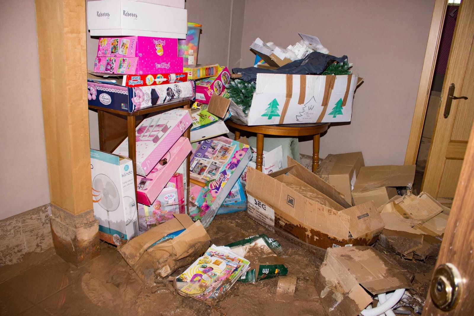 Fotos: la familia que tuvo que salir de su casa buceando por la tormenta en Granada