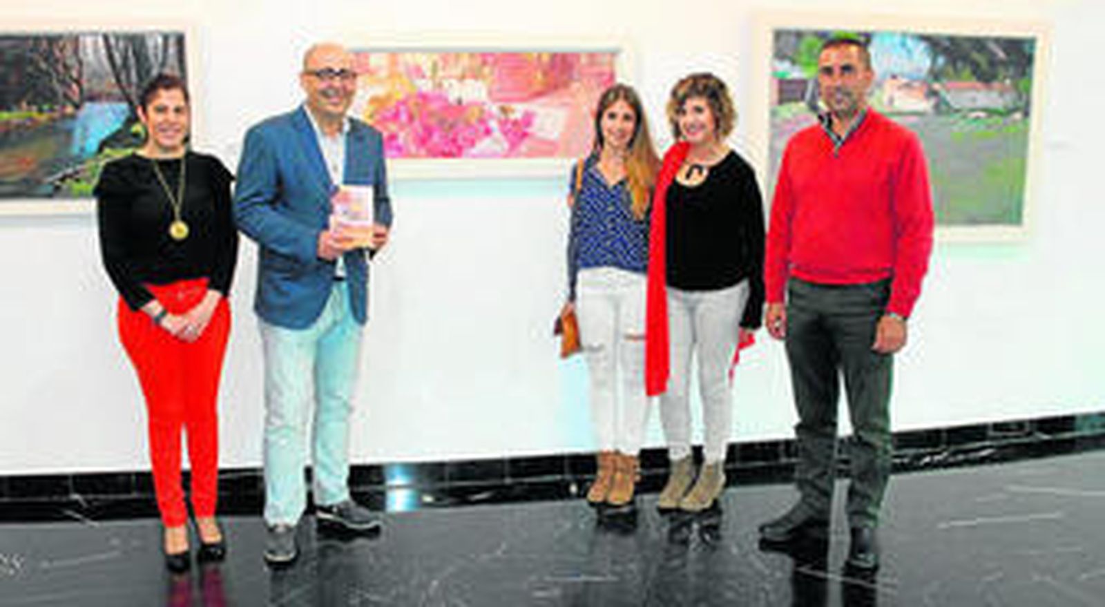 El alcalde, Domingo Fernández, y los concejales Mónica Navarro y Emilio Pérez, junto a la artista y su hija, que reside en el municipio.
