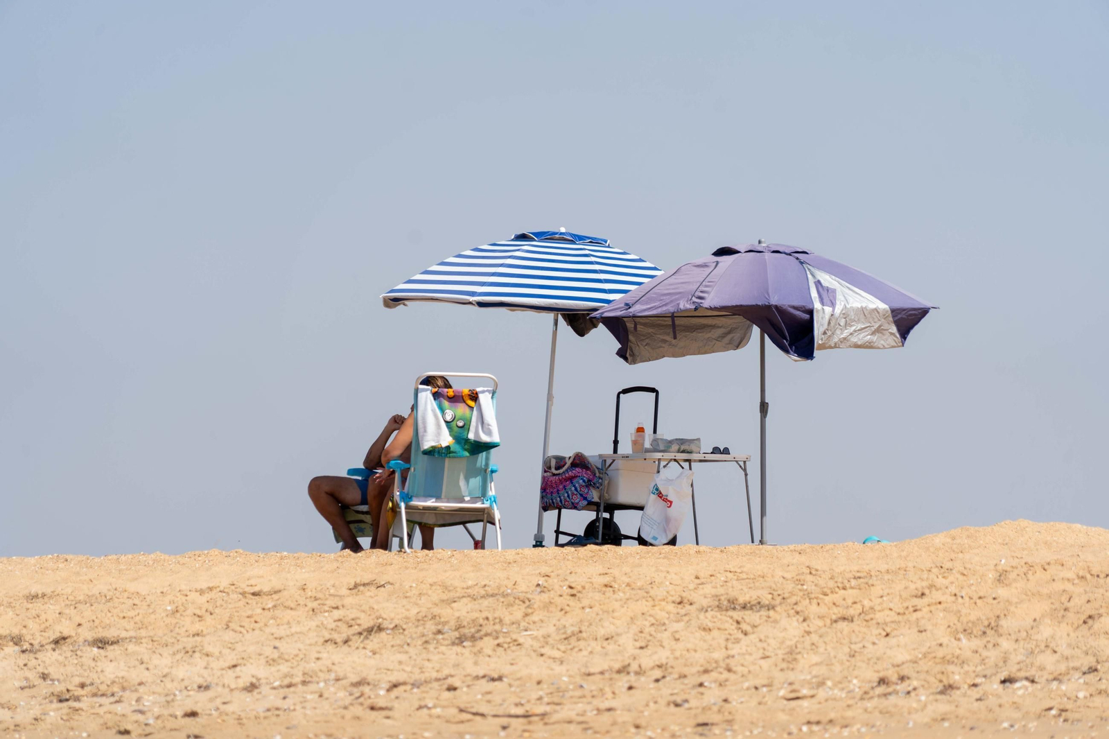 Una mañana de domingo en El Espigón, la playa de Huelva capital.