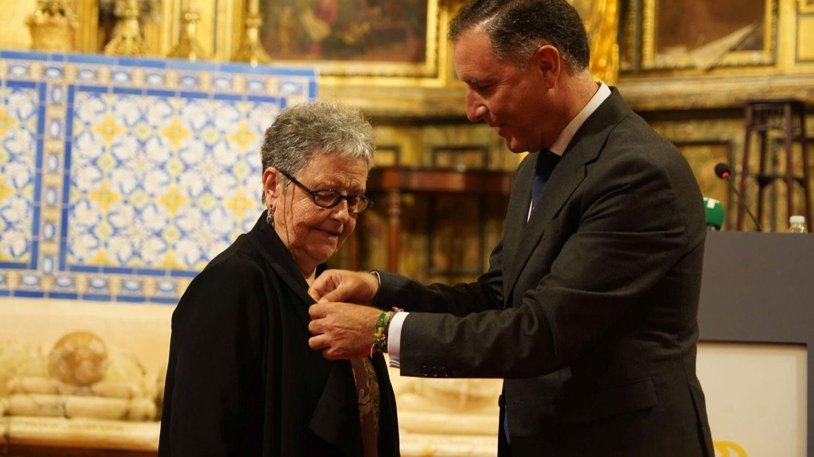 Gustavo Cuéllar impone el Perejil de Plata a Rosario F. Cartes.