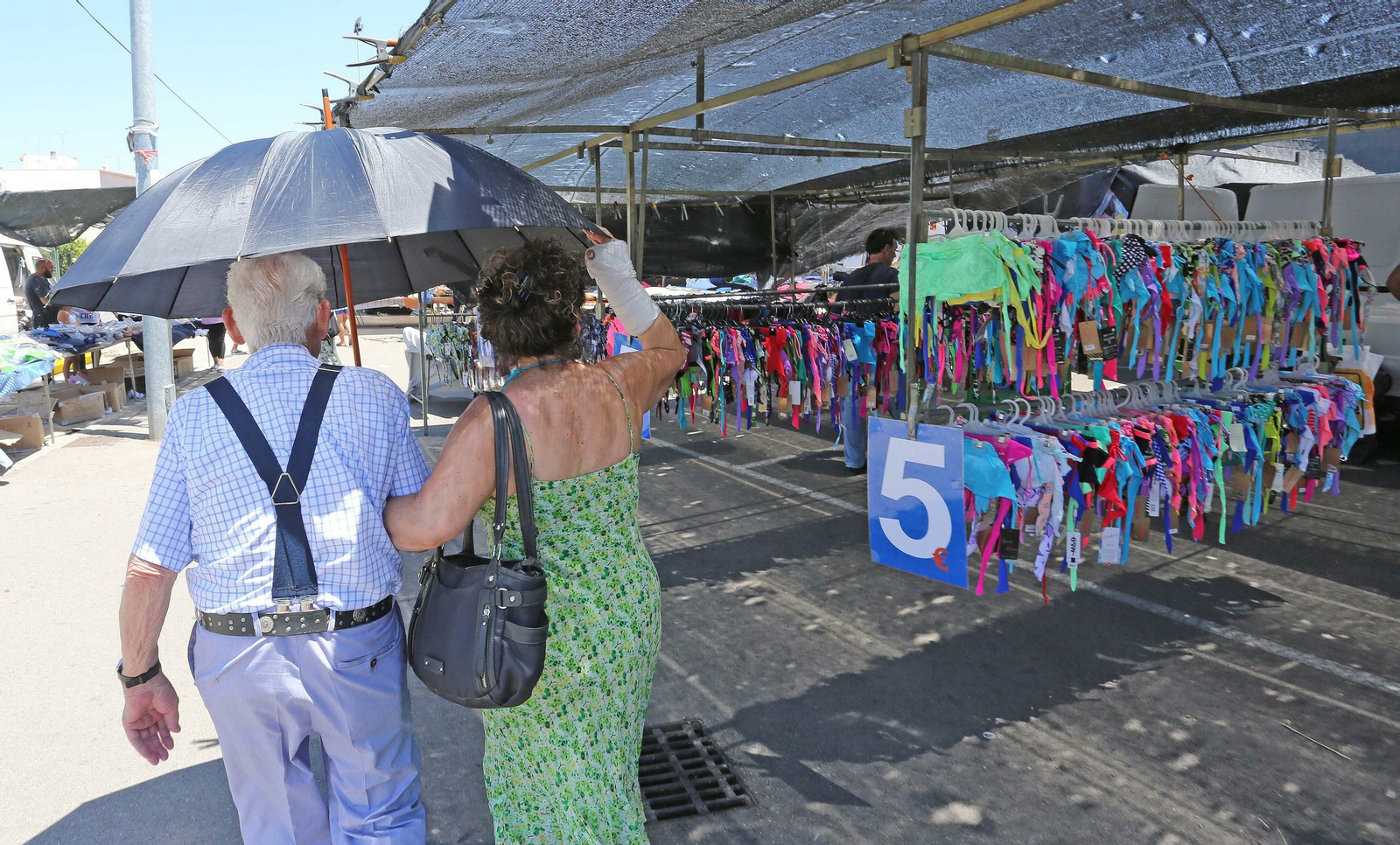 Puesto de ropa en el mercadillo de los lunes, regentado por autónomos. Puesto de ropa en el mercadillo de los lunes, regentado por autónomos.
