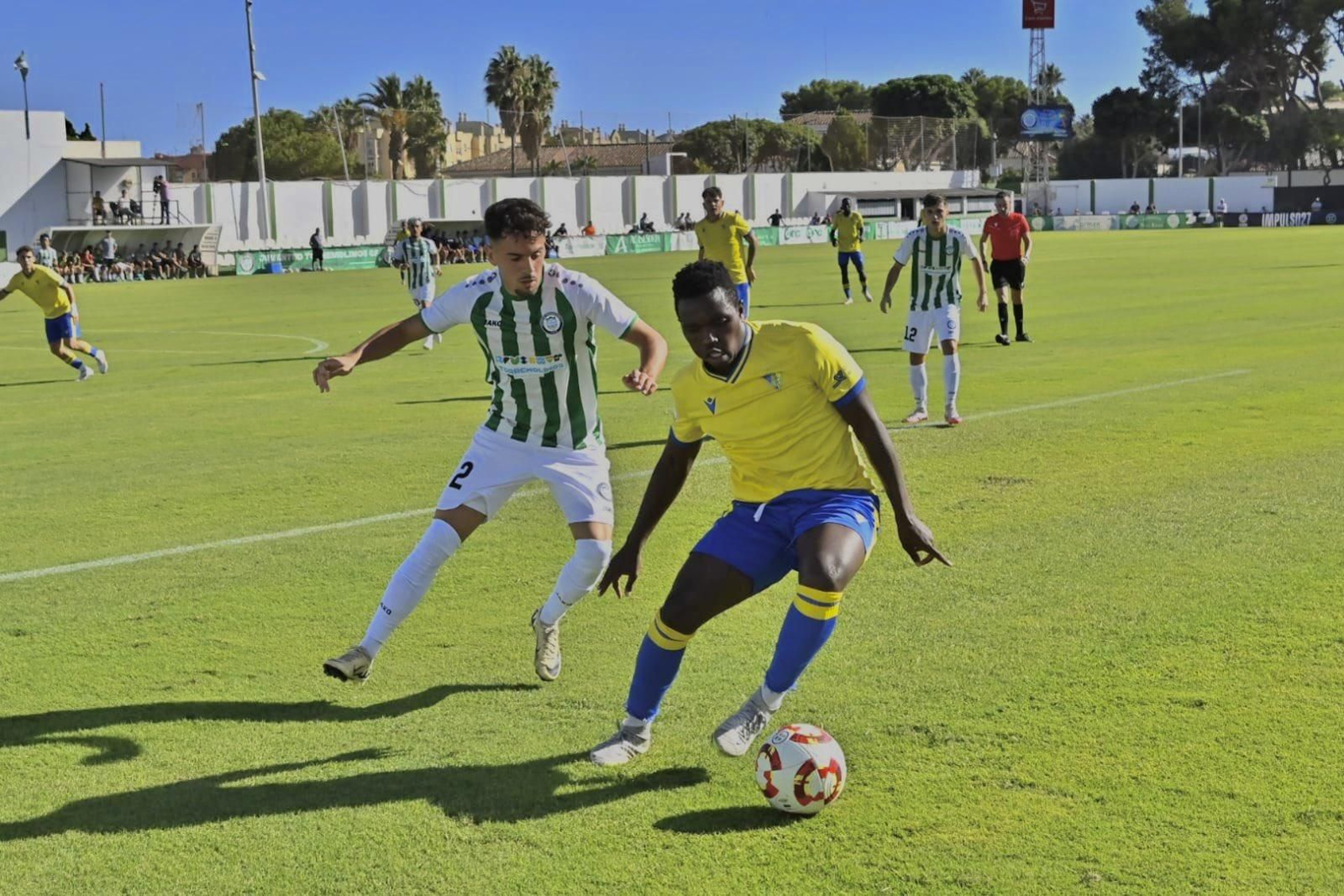 Peter Chikola, en su etapa en el Cádiz mirandilla el pasado curso.