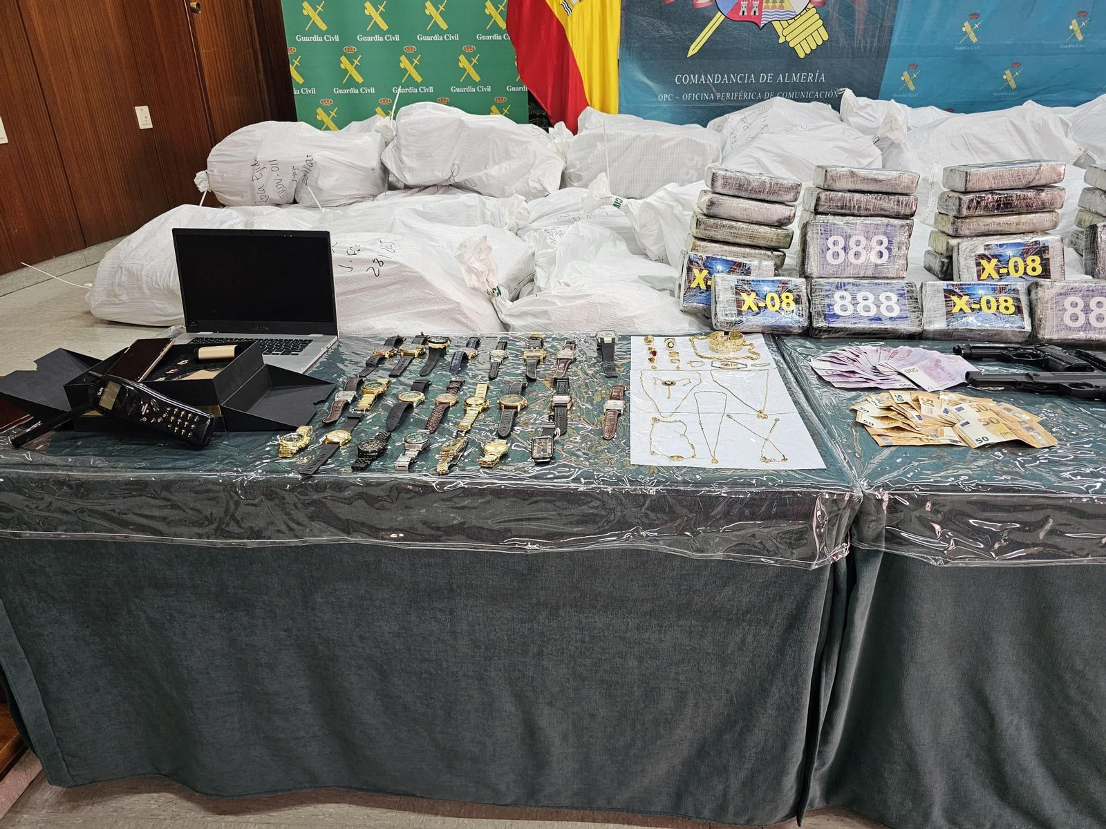 Cocaína, marihuana, armas y objetos de lujo: las incautaciones de la operación 'Lukenan'