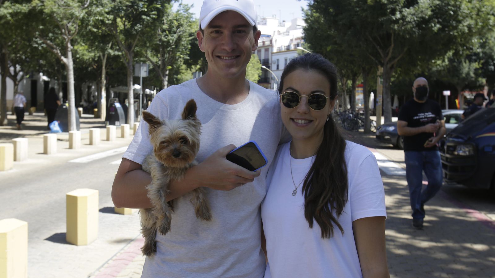 Víctor y María, un matrimonio de treintañeros, no la llevan.  A su lado, su mascota Tango.