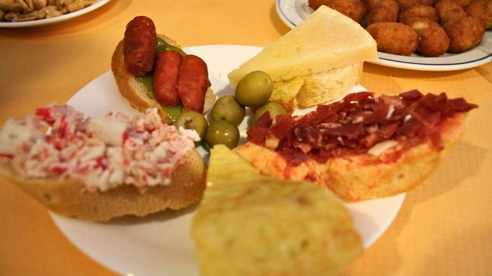Habitualmente acompañadas con pan, las tapas de Jaén son un auténtico manjar que acompañan la bebida.