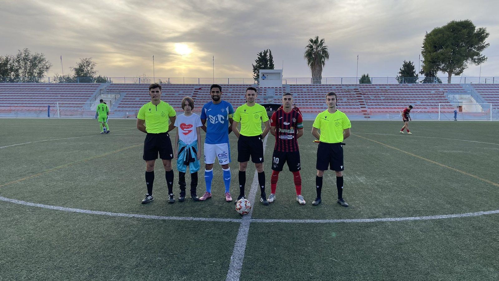 Los capitanes de ambos equipos posan con el trío arbitral antes del comienzo del encuentro en Molina de Segura.