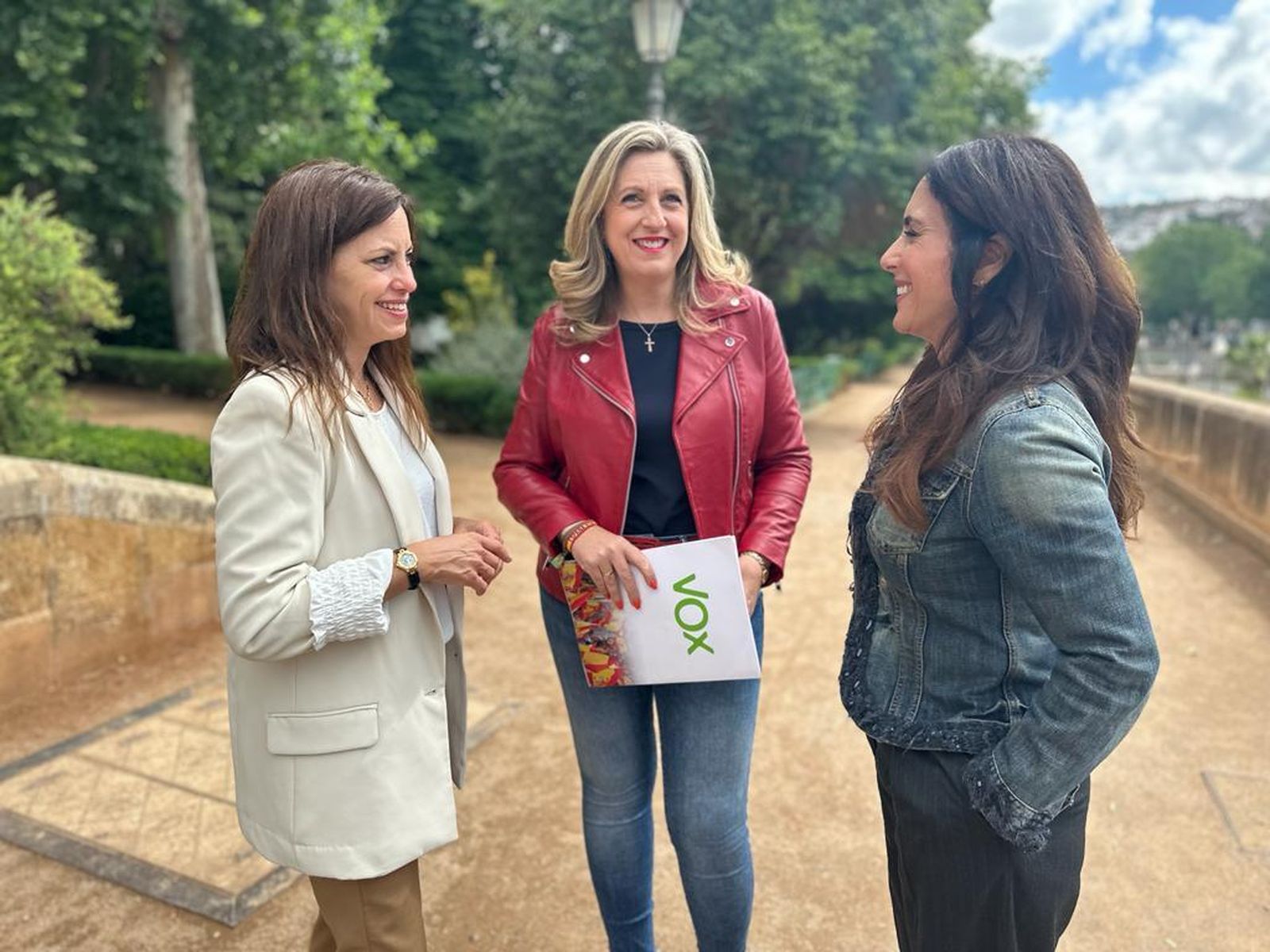 Beatriz Sánchez Agustino, candidata de VOX a la Alcaldía de Granada, en el centro de la imagen