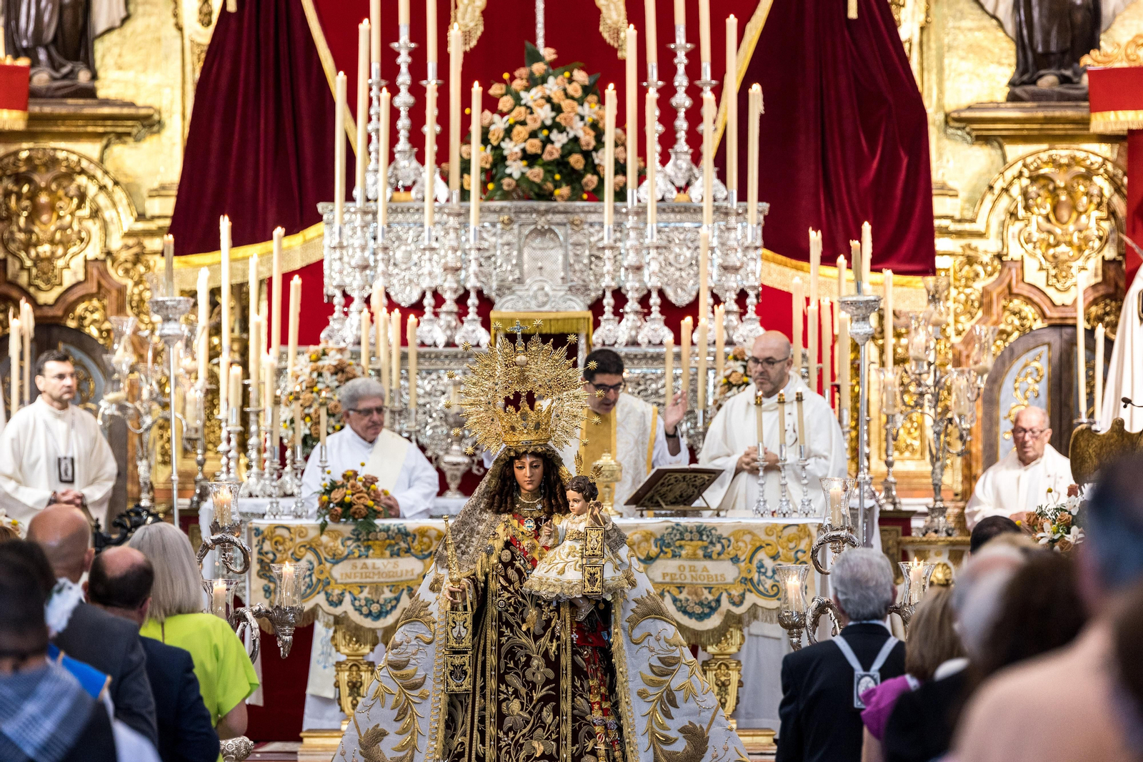 Las imágenes de la función y el besamanos a la Virgen del Carmen en San Fernando