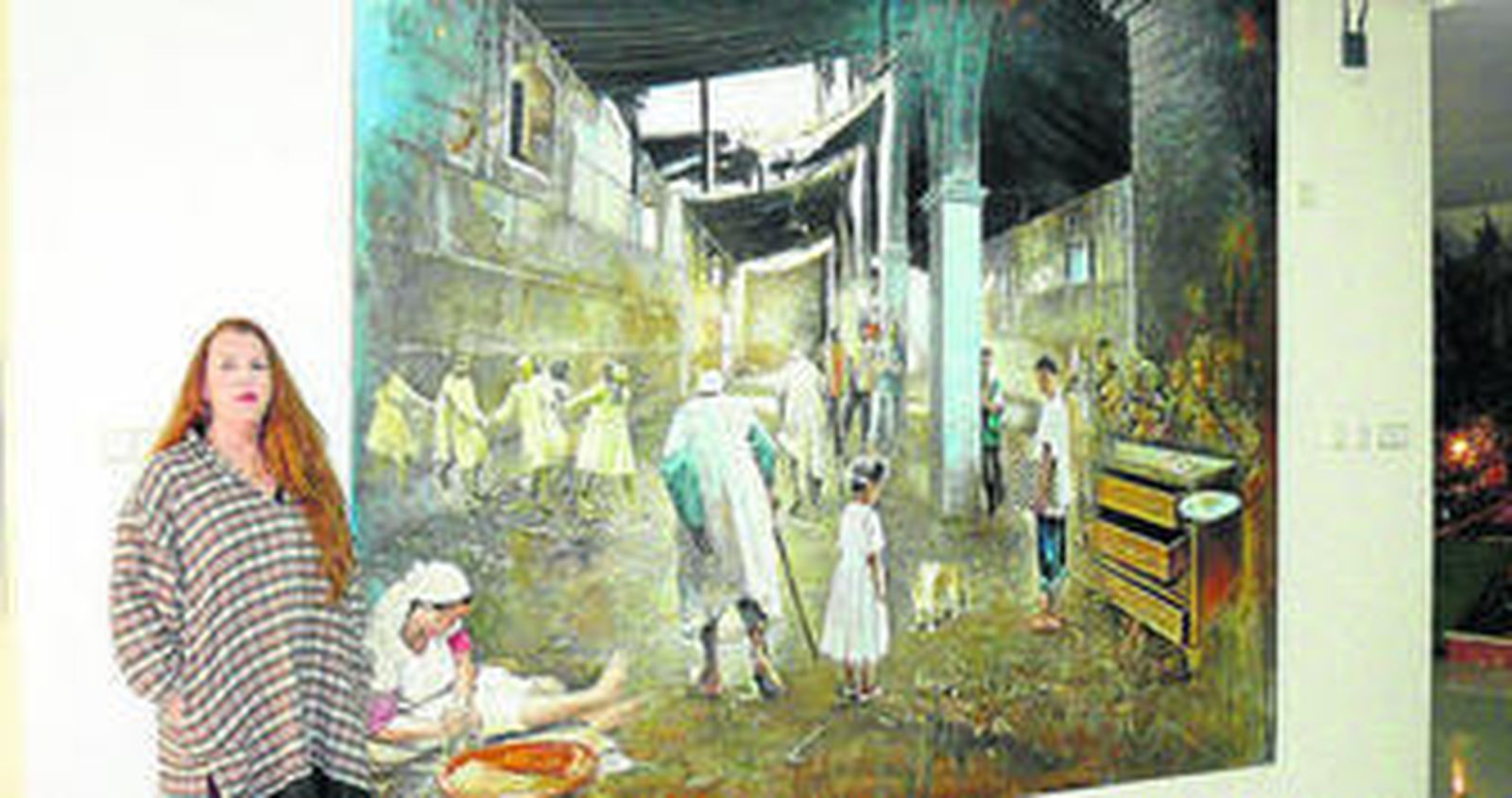 María José Cumbreras y algunas de las obras, de gran tamaño, que conforman la exposición.