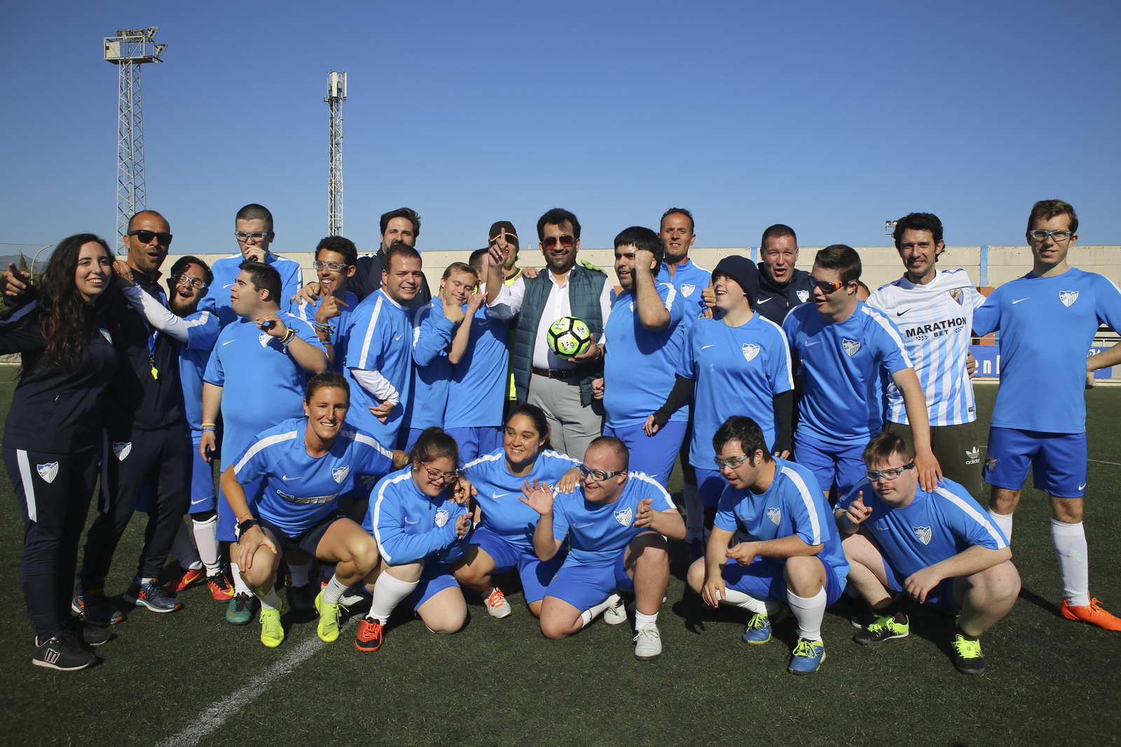 Al-Thani, junto a la plantilla del Genuine Al-Thani, junto a la plantilla del Genuine