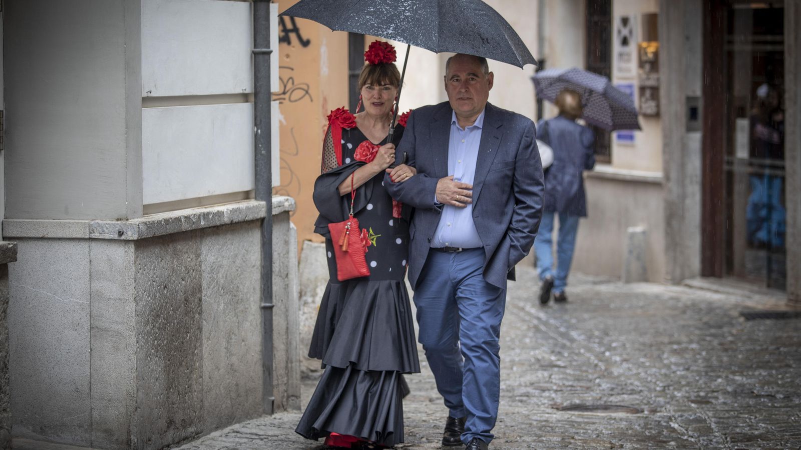 La lluvia aparecía a la hora de comer para acompañar el almuerzo a los granadinos que vivían con fervor la fiesta local