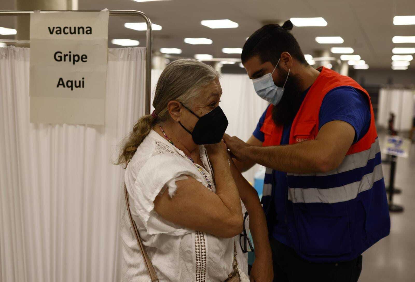 Cerca de 243.000 sevillanos ya pueden recibir la tercera dosis de la vacuna del Covid y la de la gripe