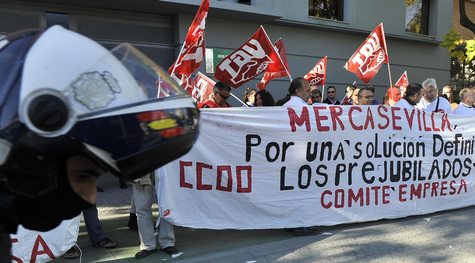 Una concentración de prejubilados de Mercasevilla ante la Consejería de Empleo