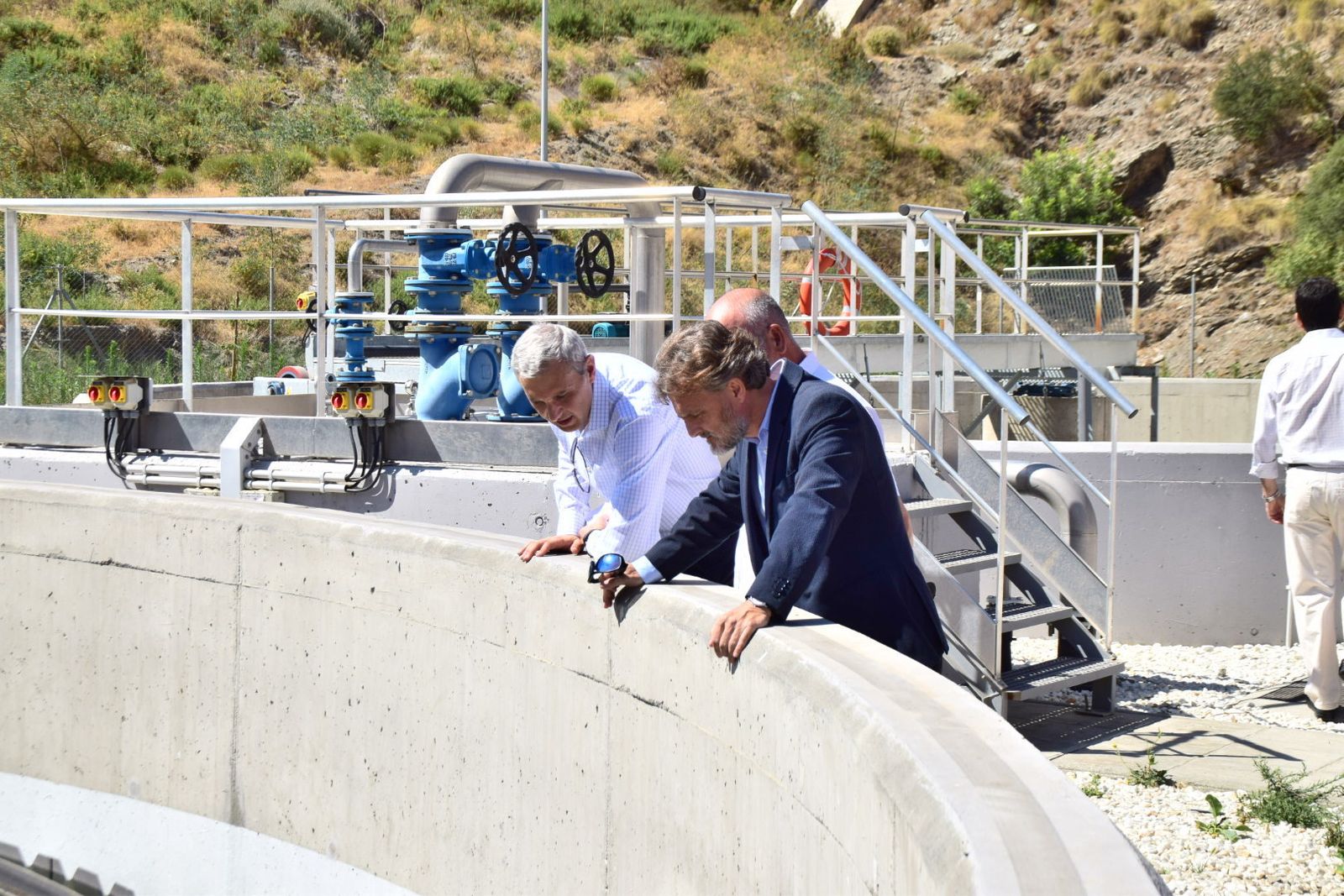 El consejero José Fiscal supervisa uno de los estanques.