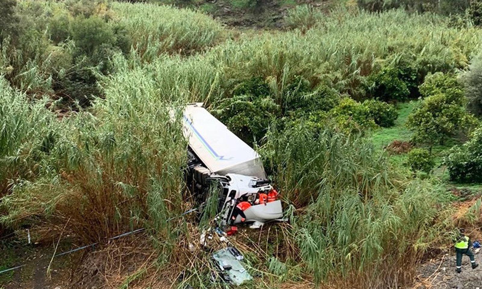Camión en el lugar del accidente, en La Viñuela.