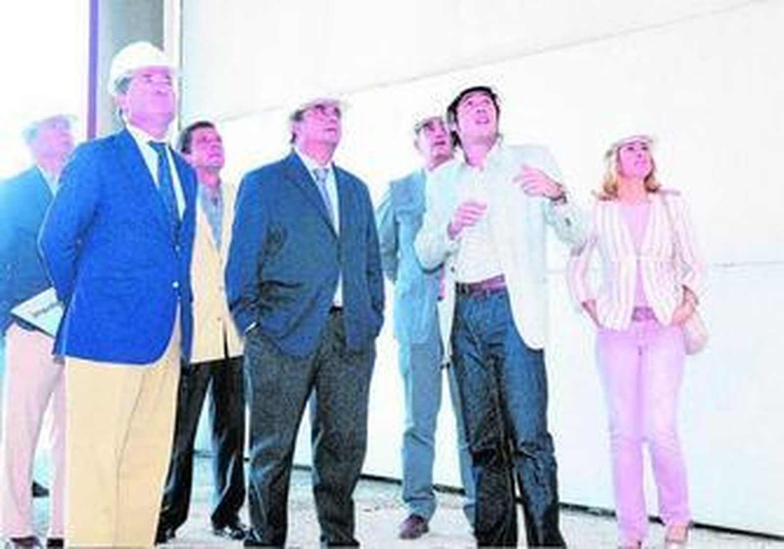 El ingeniero de Impulsa despedido, Julián Martín Bravo, entre Enrique Moresco y Leocadia Benavente durante la visita a las obras de unas naves  en 2009.