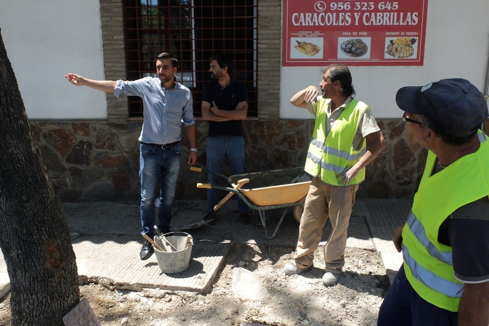 José Antonio Díaz visitando las obras que se ejecutan en el acerado.