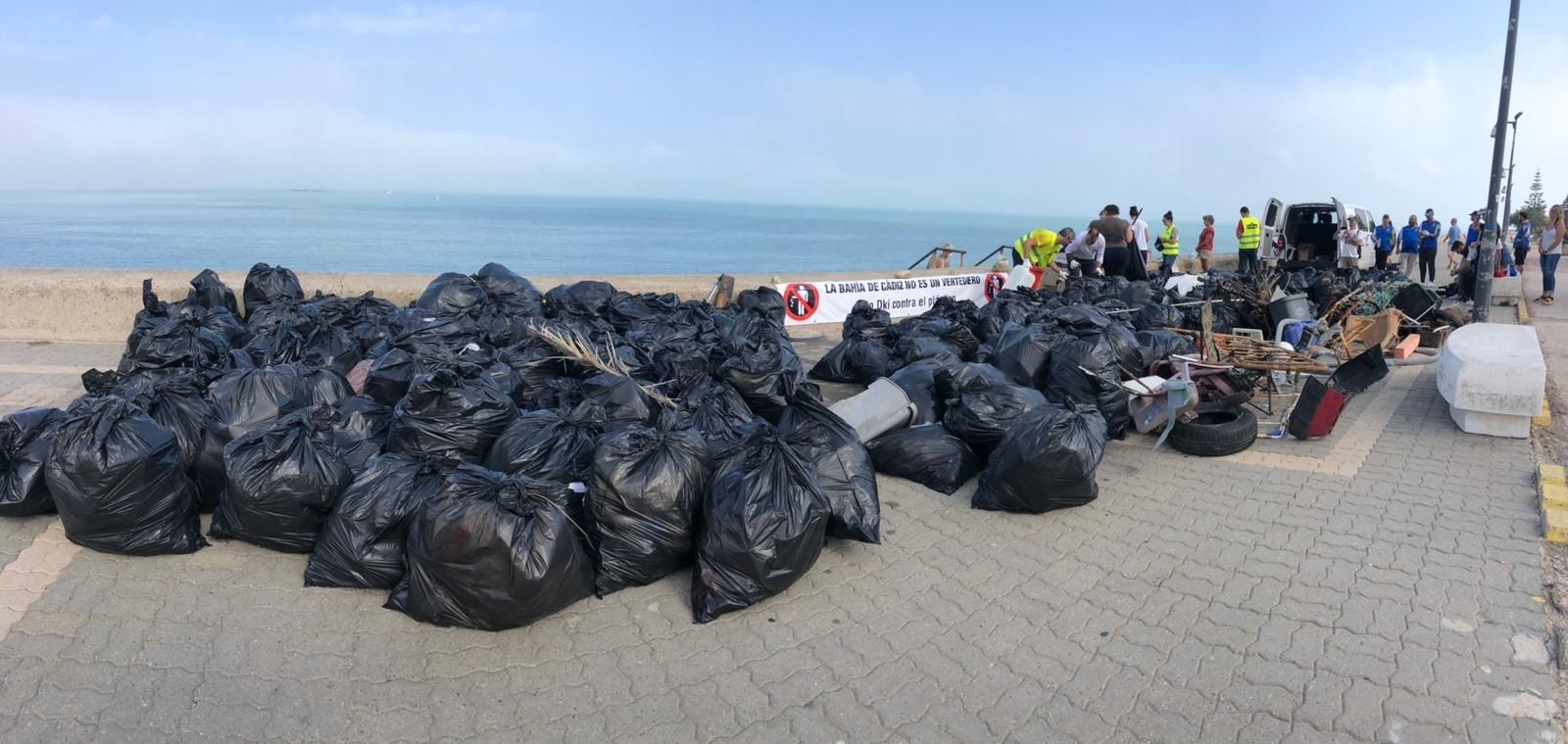 Unos 40 voluntarios recogieron centenares de bolsas de basura en la Punta de San Felipe.