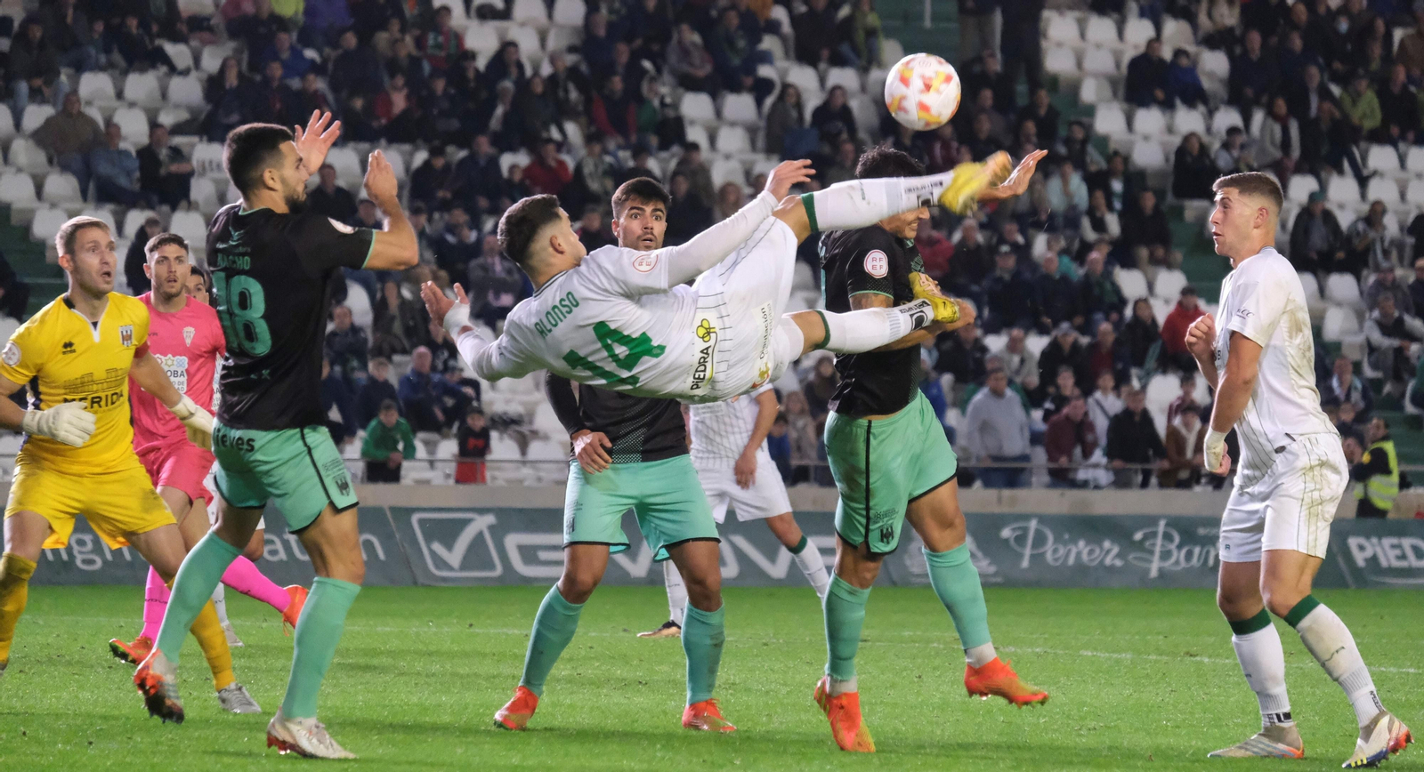 Alonso remata de chilena en la última oportunidad del Córdoba CF ante el Mérida. Alonso remata de chilena en la última oportunidad del Córdoba CF ante el Mérida.