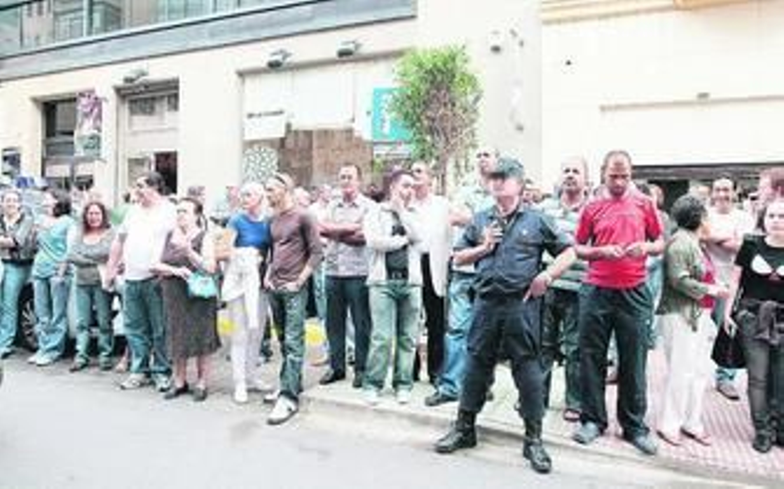 Centenares de vecinos se apostaron a las puertas del Ayuntamiento bajo la atenta mirada policial.