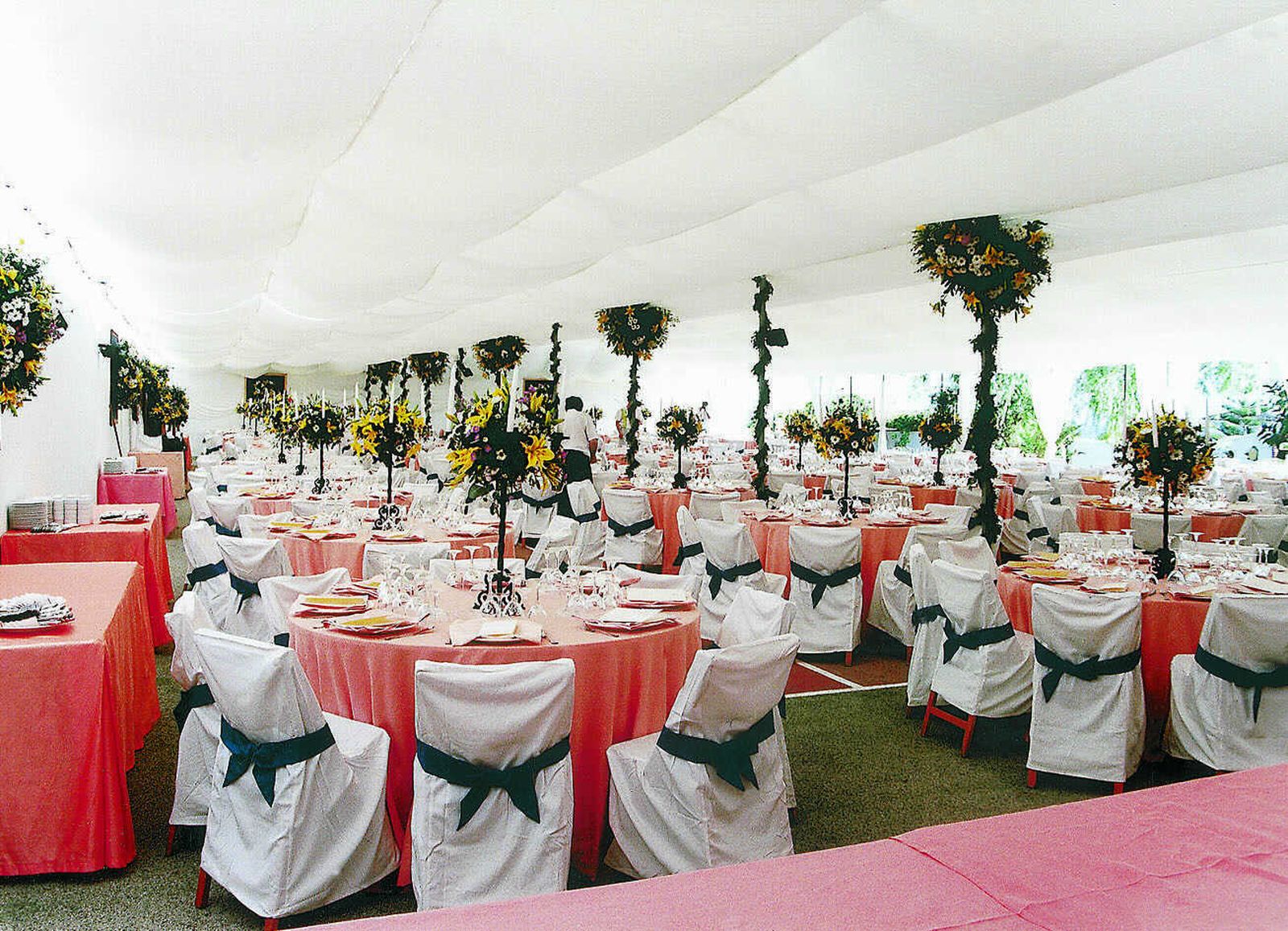 Uno de los salones preparados por el servicio  de catering de la cadena de restaurantes  «El Faro»