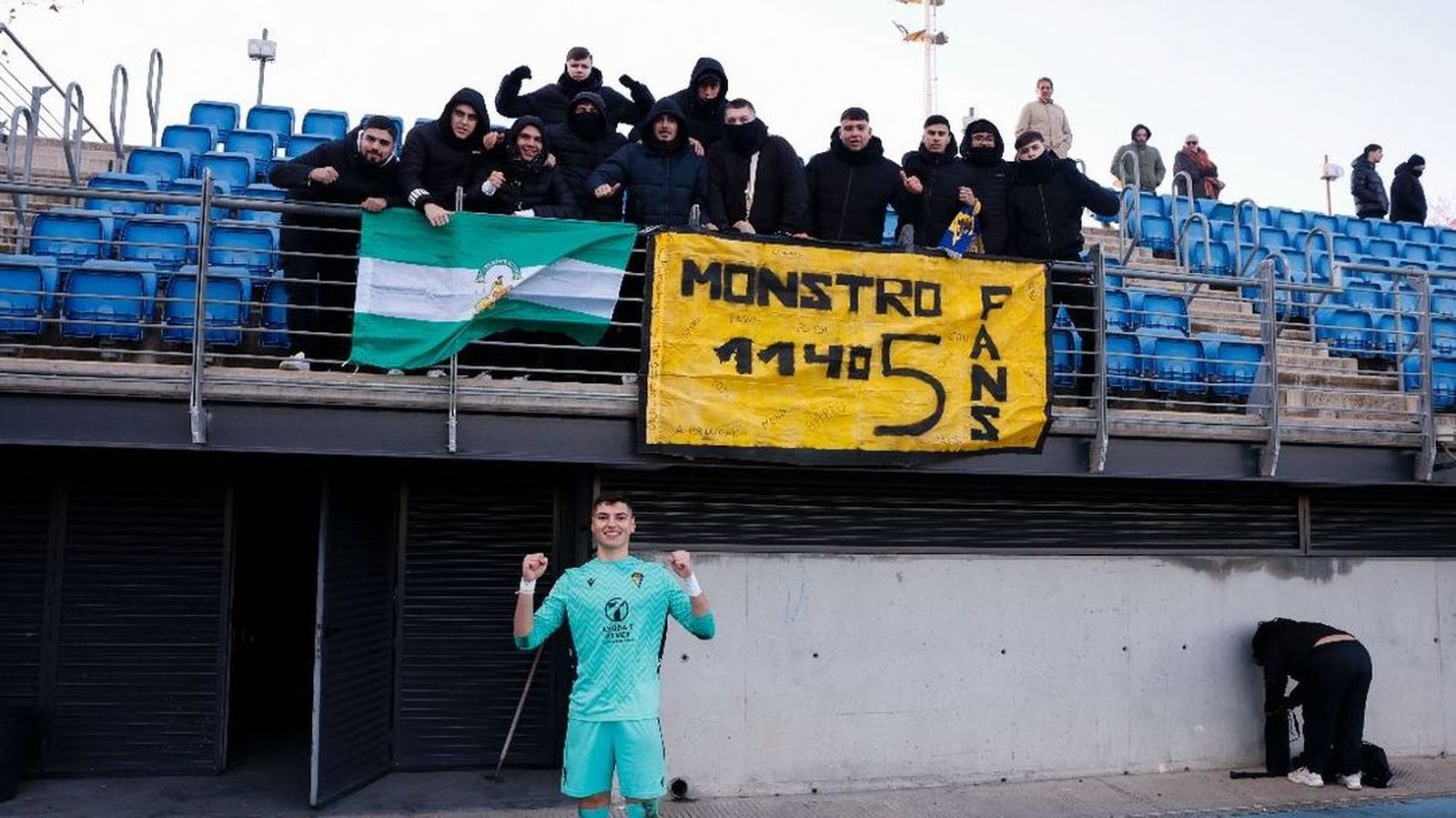 Aitor García, con sus incondicionales jerezanos en el campo / de Valdebebas.