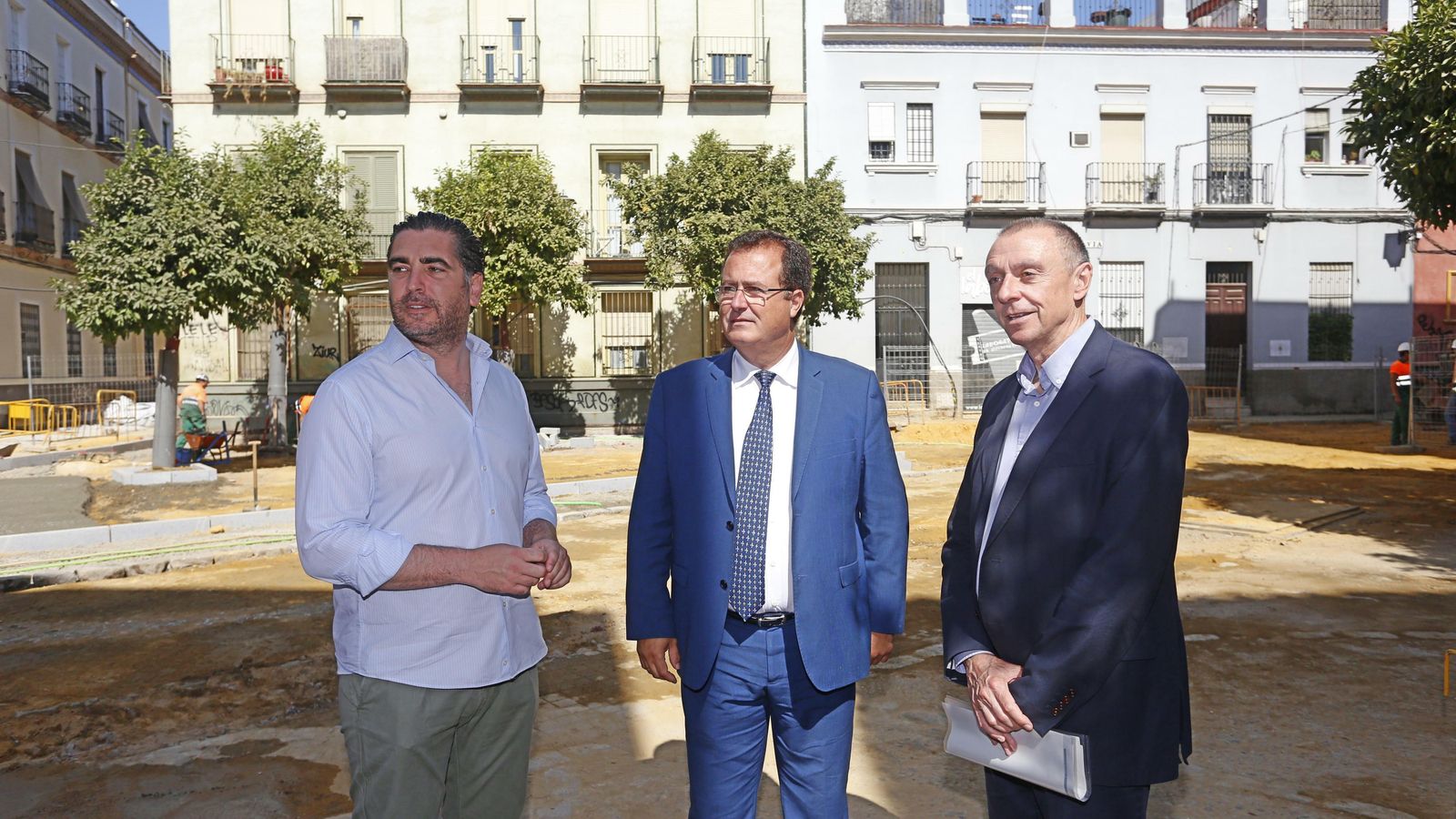 El director del distrito Casco Antiguo, Luis Duarte; el delegado, Juan Carlos Cabrera; y el gerente de Emasesa, Jaime Palop