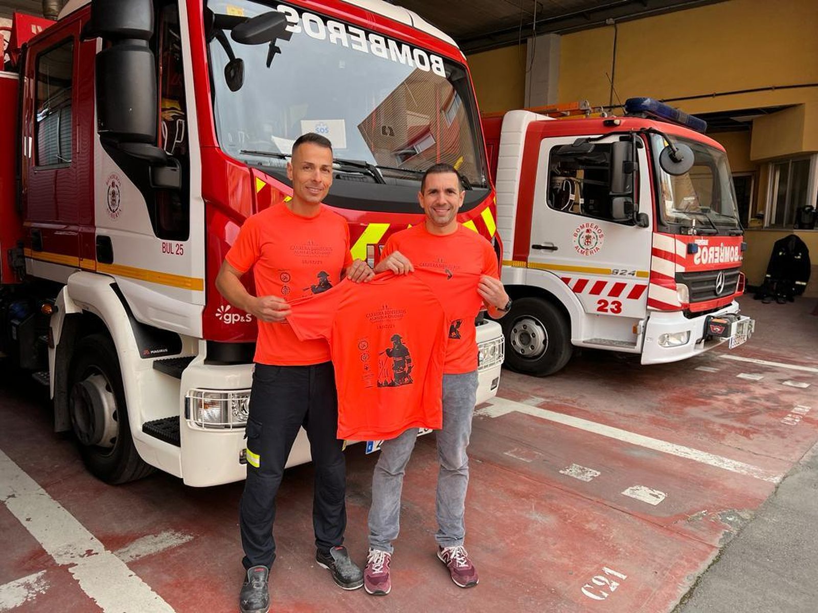 Ramón López y Dani Requena posan con la camiseta conmemorativa de la II Carrera del Fuego de los Bomberos de Almería
