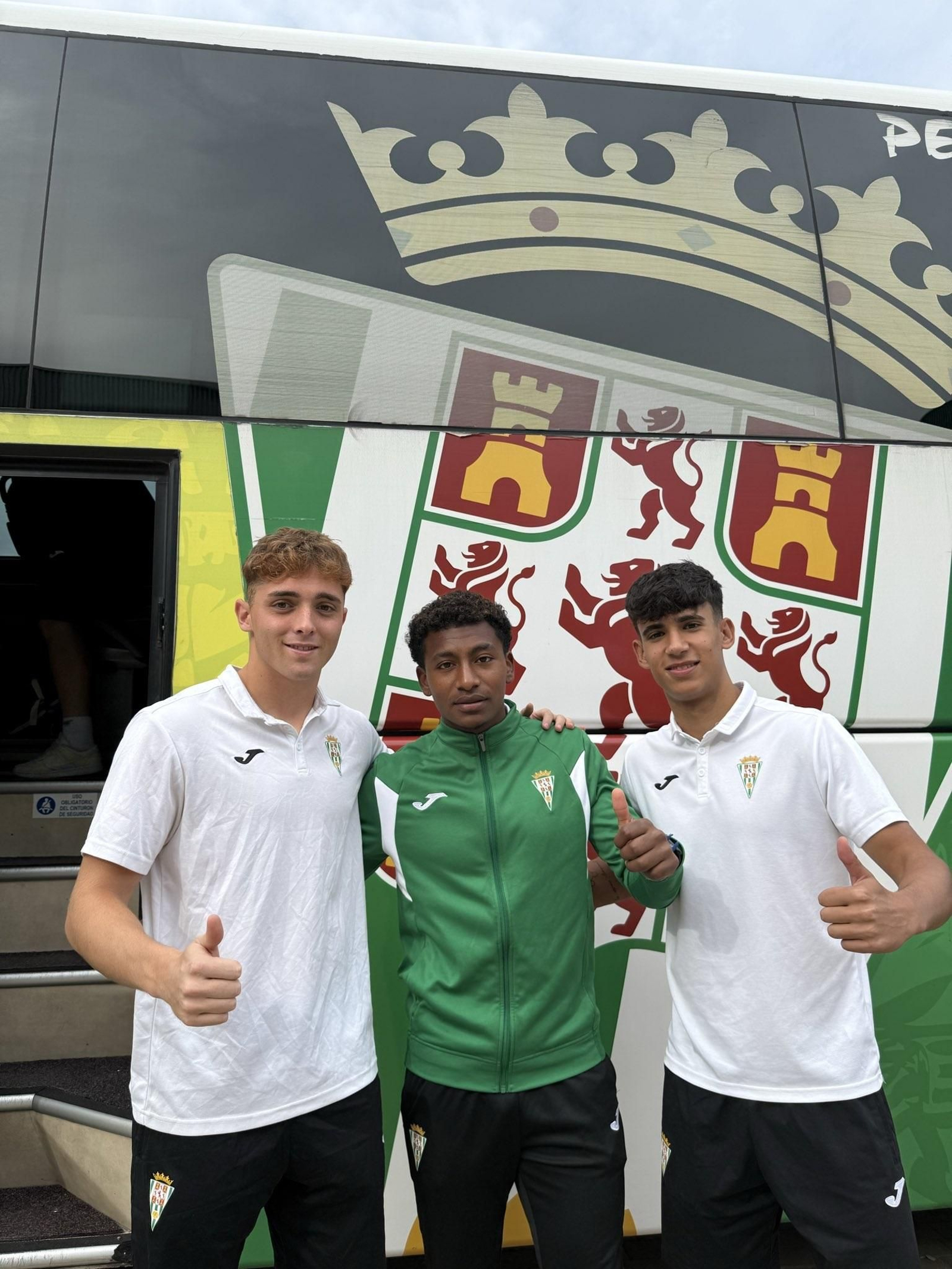 Miguelón, Marcelo y Albuera posan antes de partir hacia Cieza.