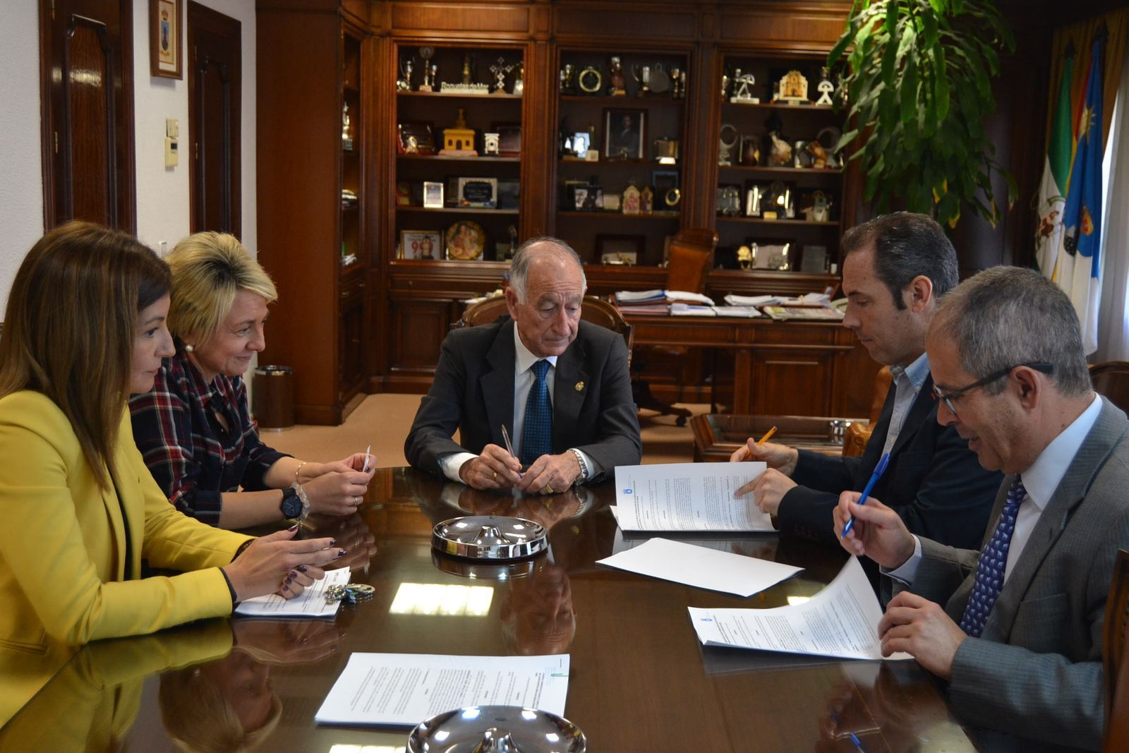 Firma del contrato de adjudicación de la obra en la Avenida Faro Sabinar.