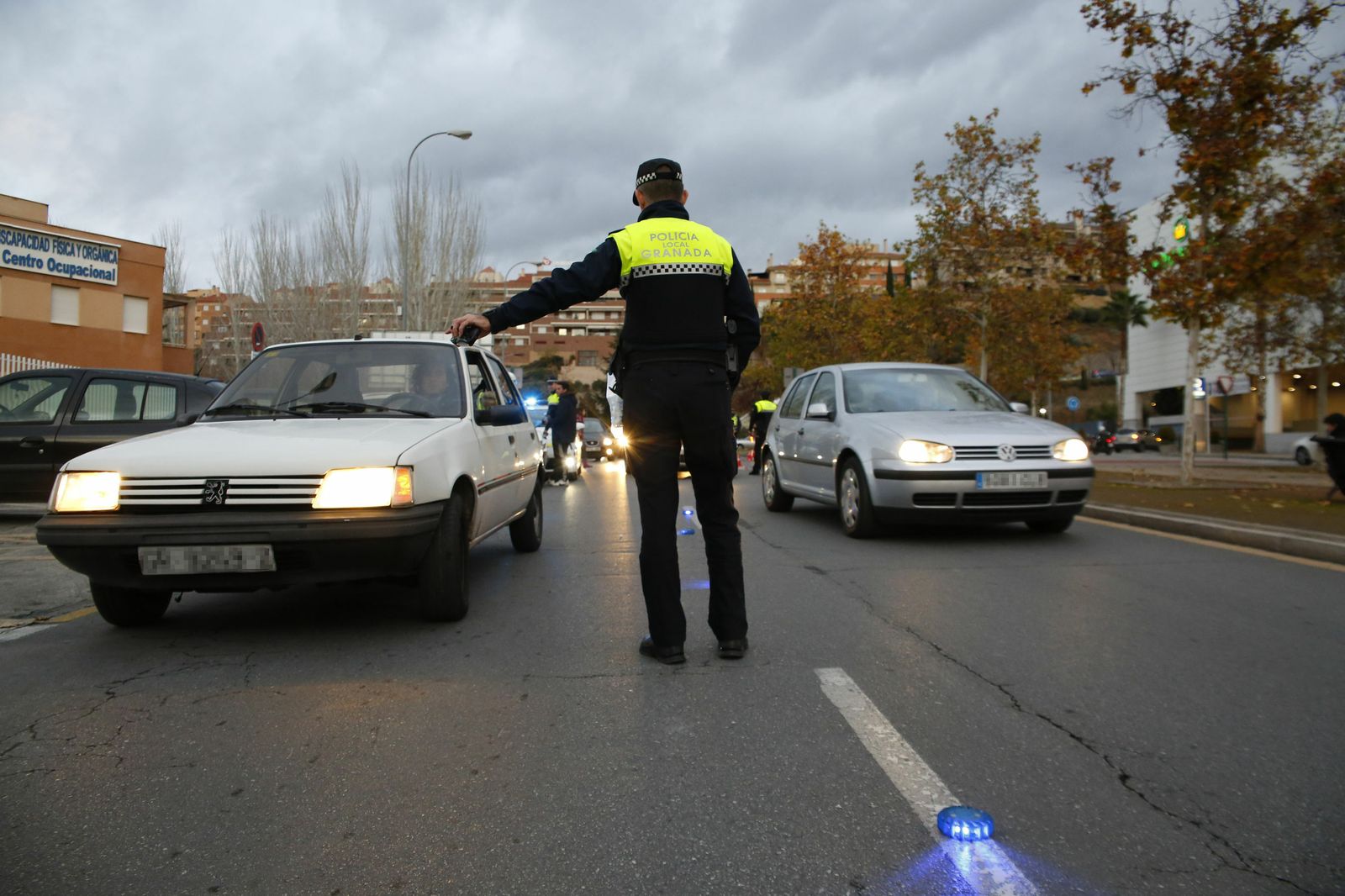 Un policía local, en un control de tráfico.
