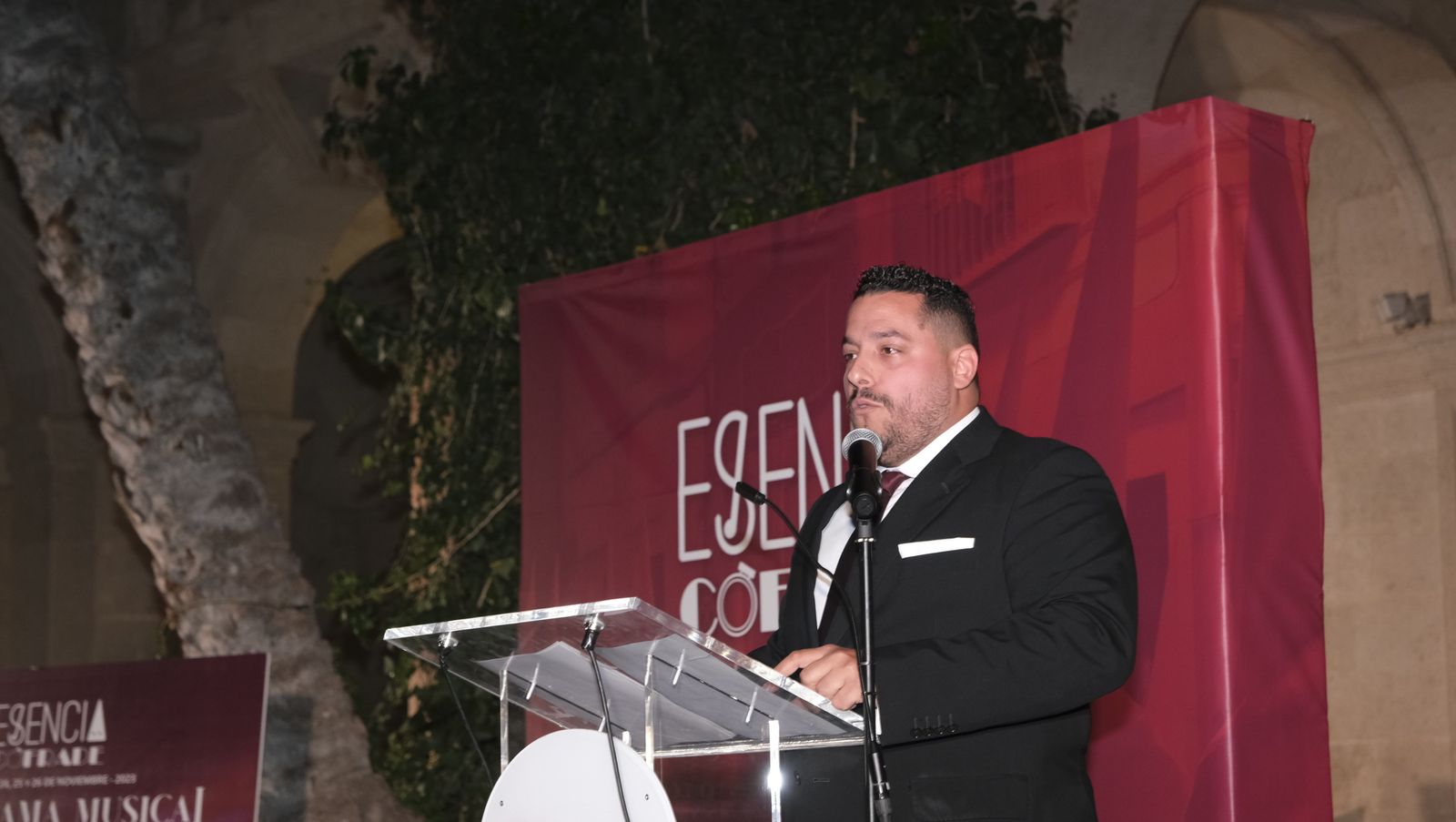 Presentación de Esencia Cofrade, en el Claustro de la Catedral de Almería