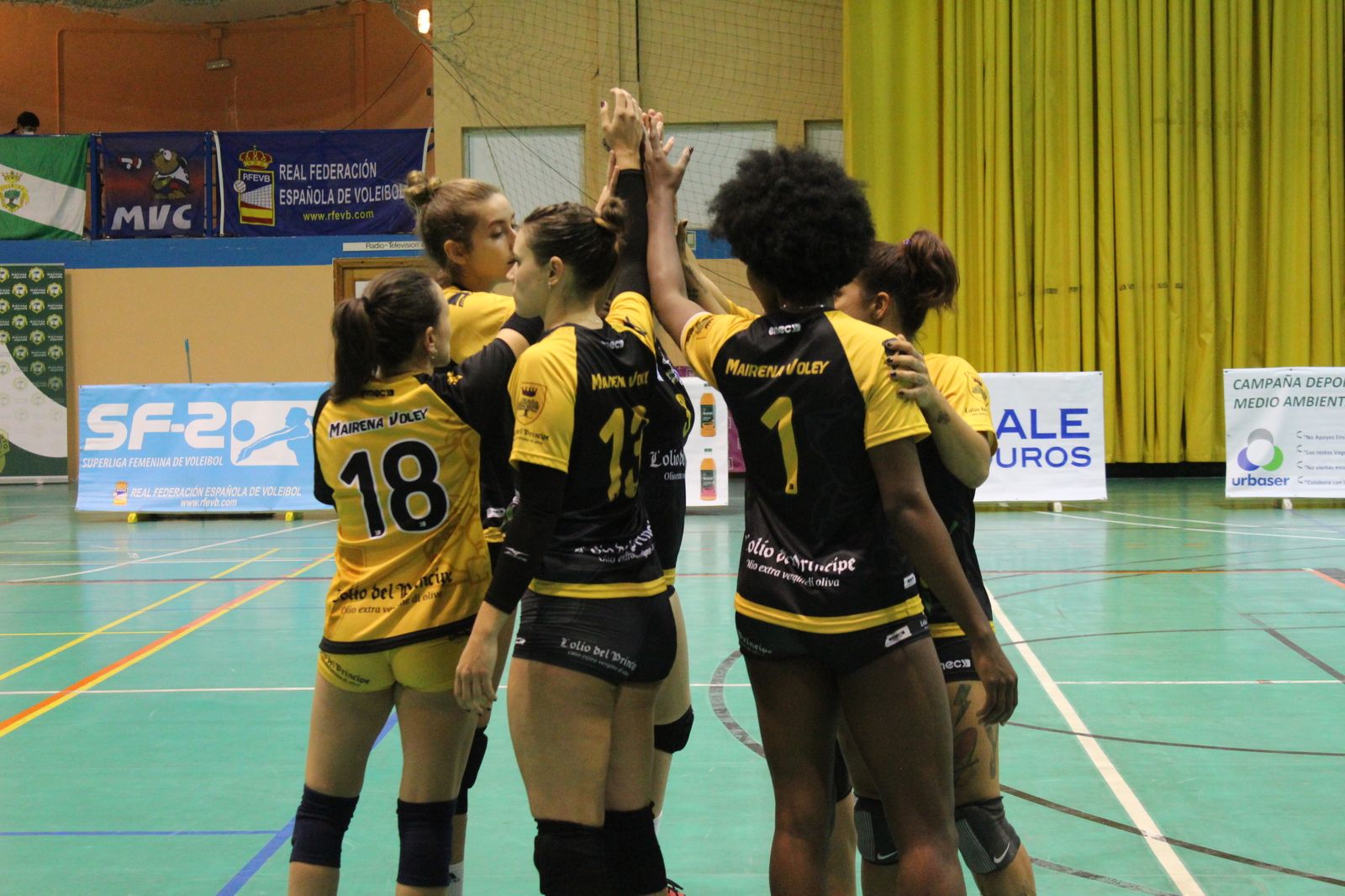 Las jugadoras del Mairena Voley se dan ánimos durante un partido.