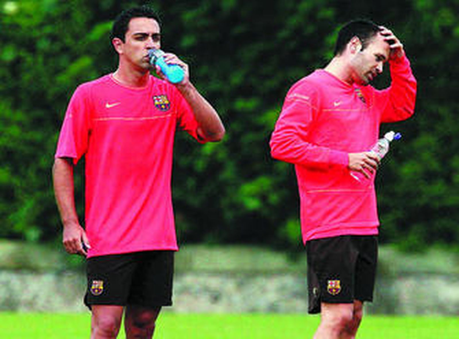 Xavi Hernández (i) es duda en el Barcelona para jugar contra el Sporting.