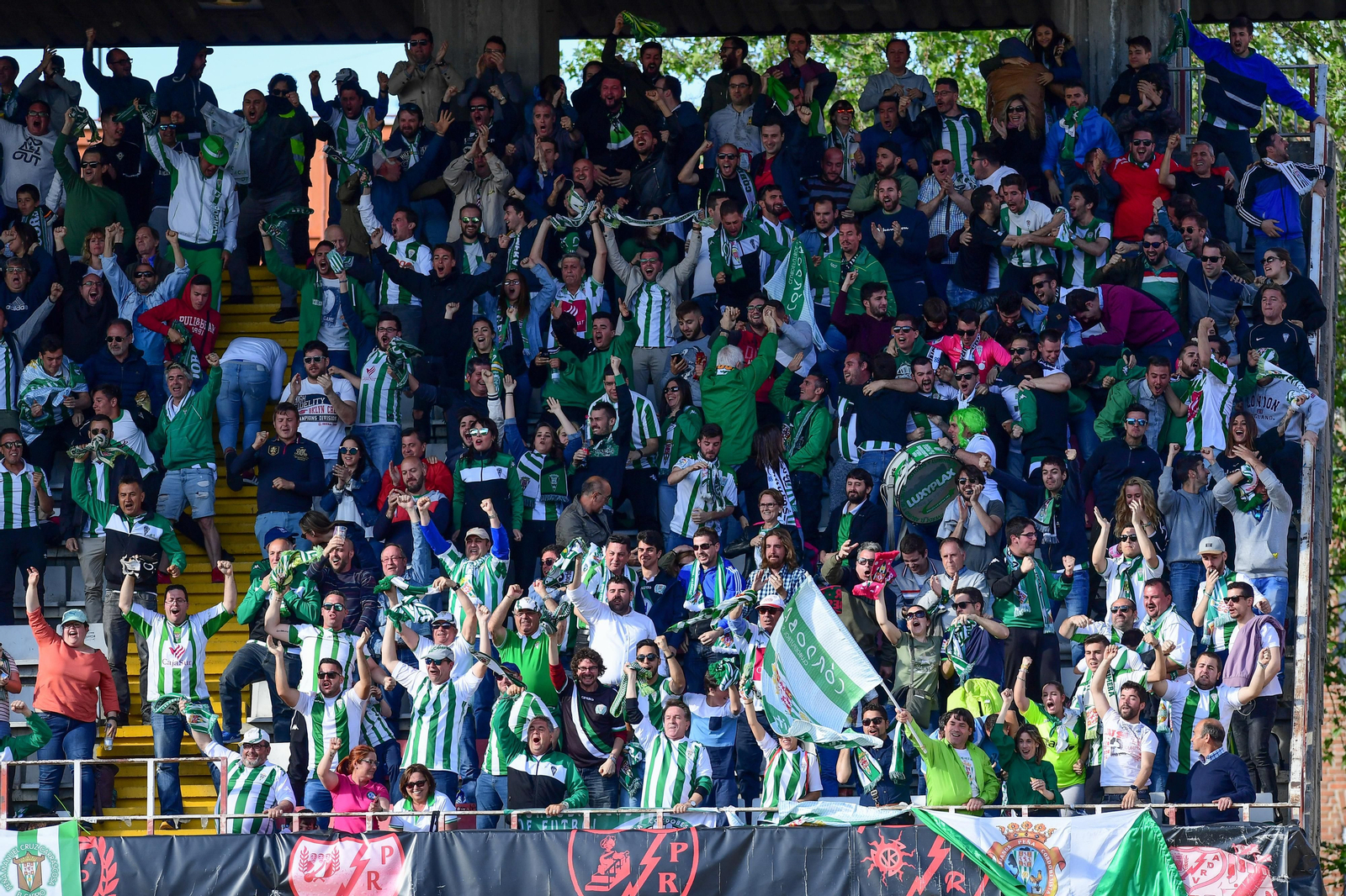 El Córdoba CF celebra su victoria con los desplazados en Vallecas.