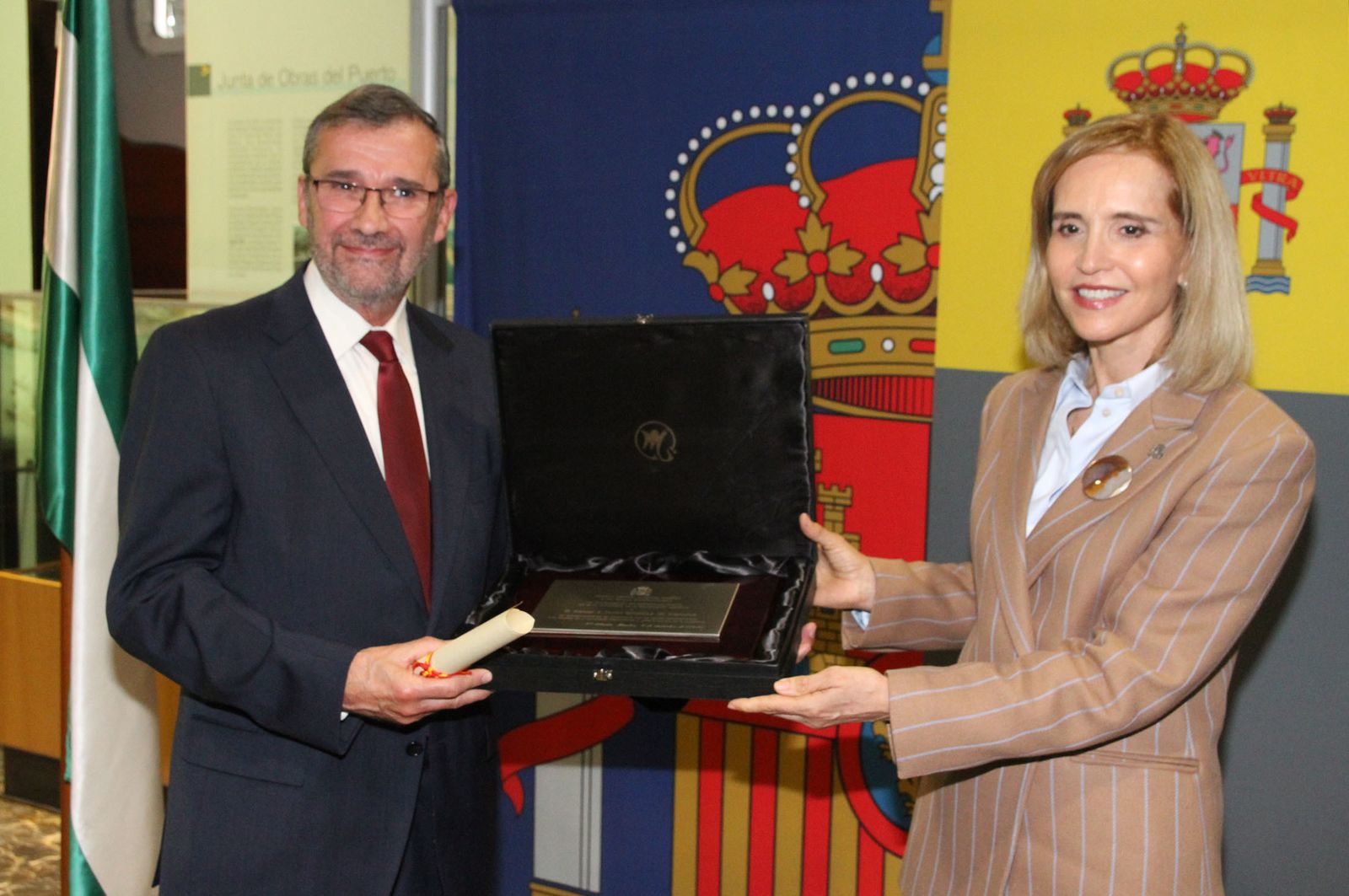 El periodista Rafael Terán posa con la subdelegada Manuela Parralo tras recibir la placa que le reconoce por su defensa de los valores constitucionales.