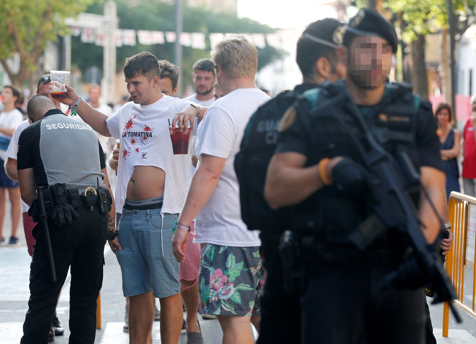 La Tomatina contra la violencia de género, en imágenes