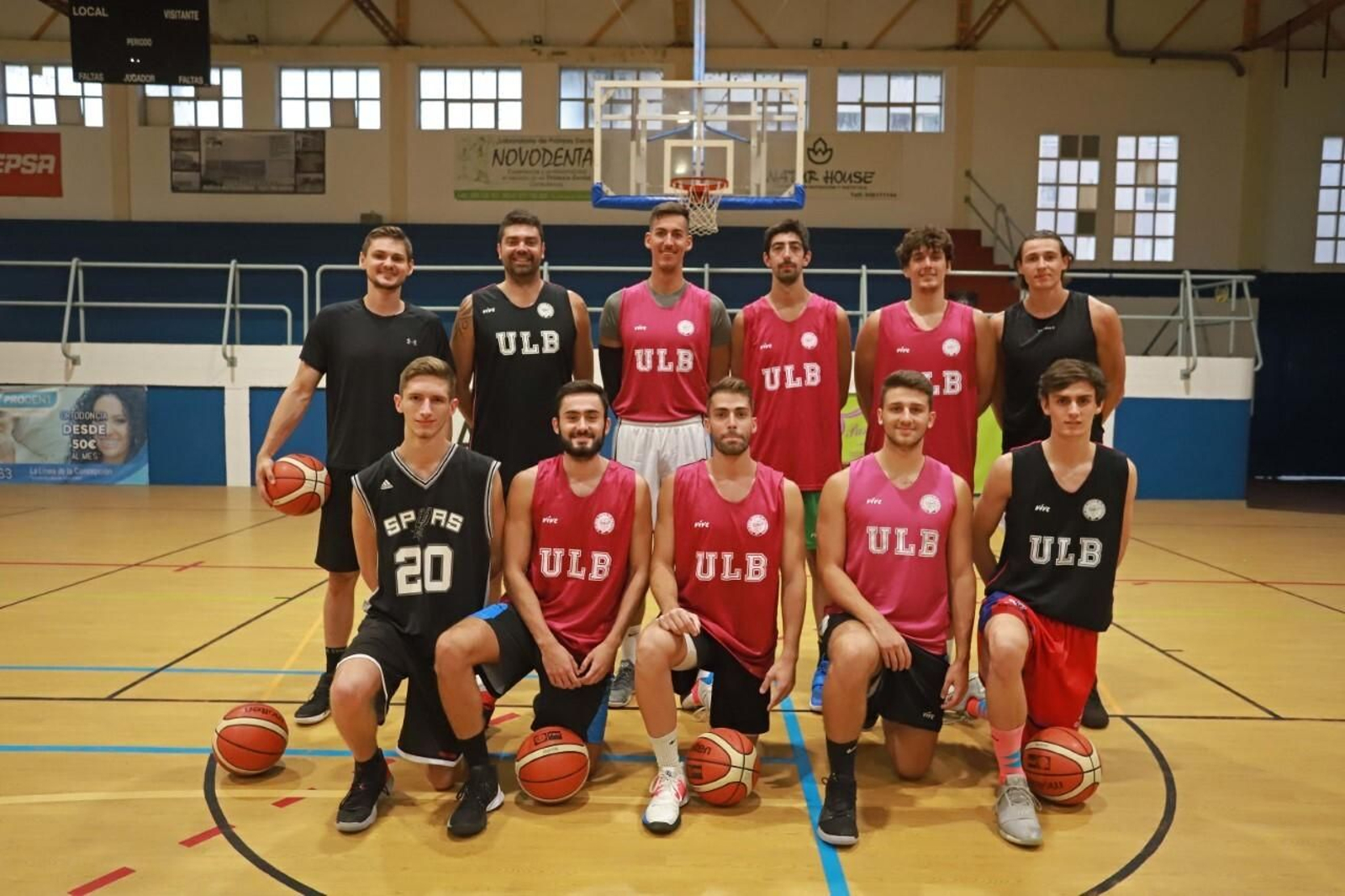 La plantilla de la ULB, antes de un entrenamiento