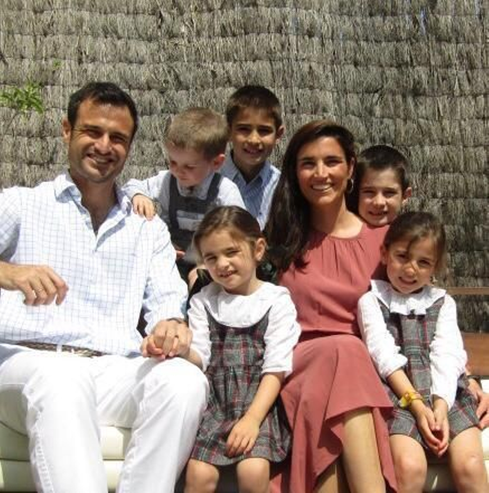 Nono y Mariola, con sus cinco hijos, en su casa de Fuentebravía