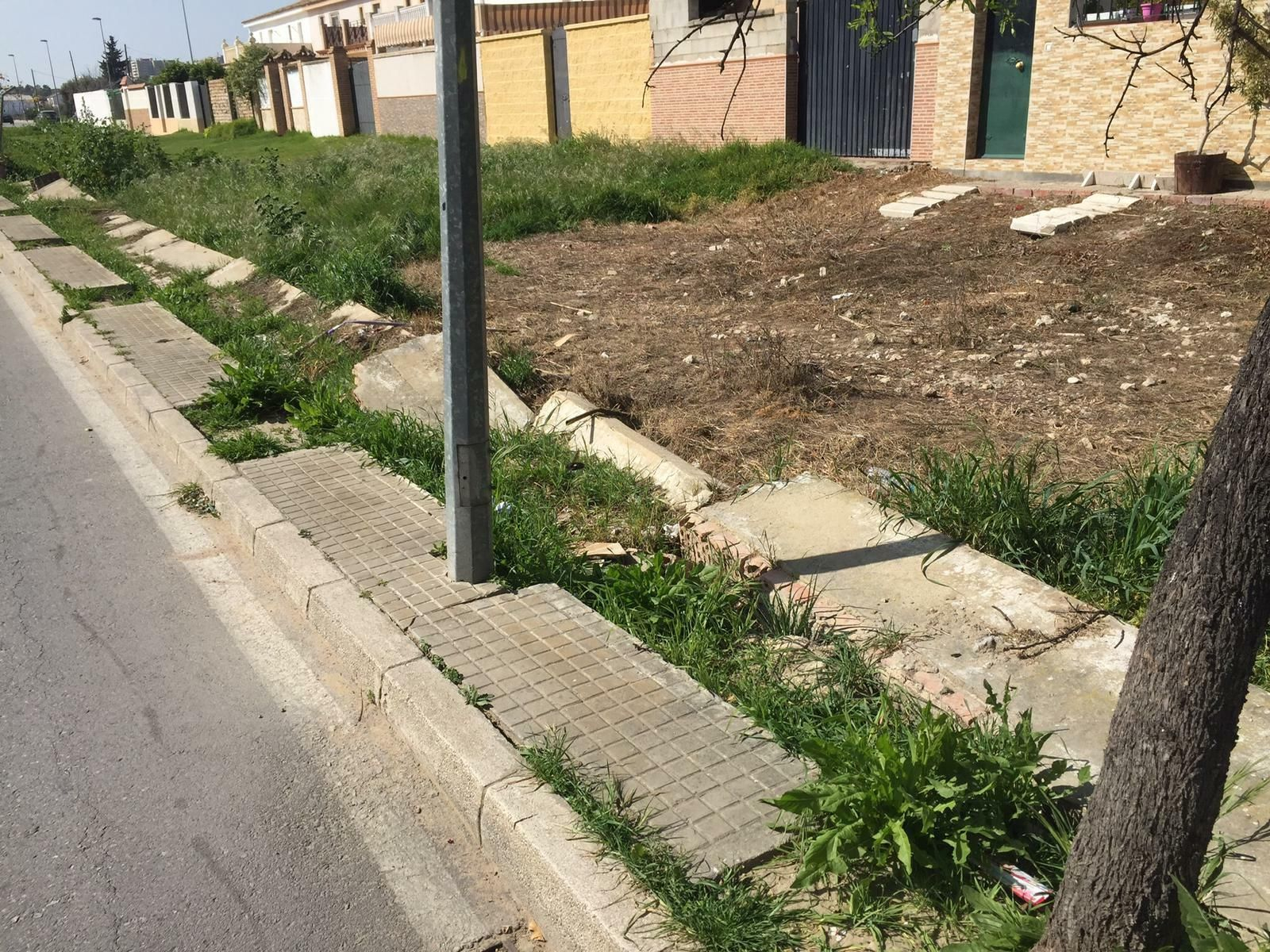 La imagen muestra el lamentable estado de las aceras en la calle Santa Jesusa.