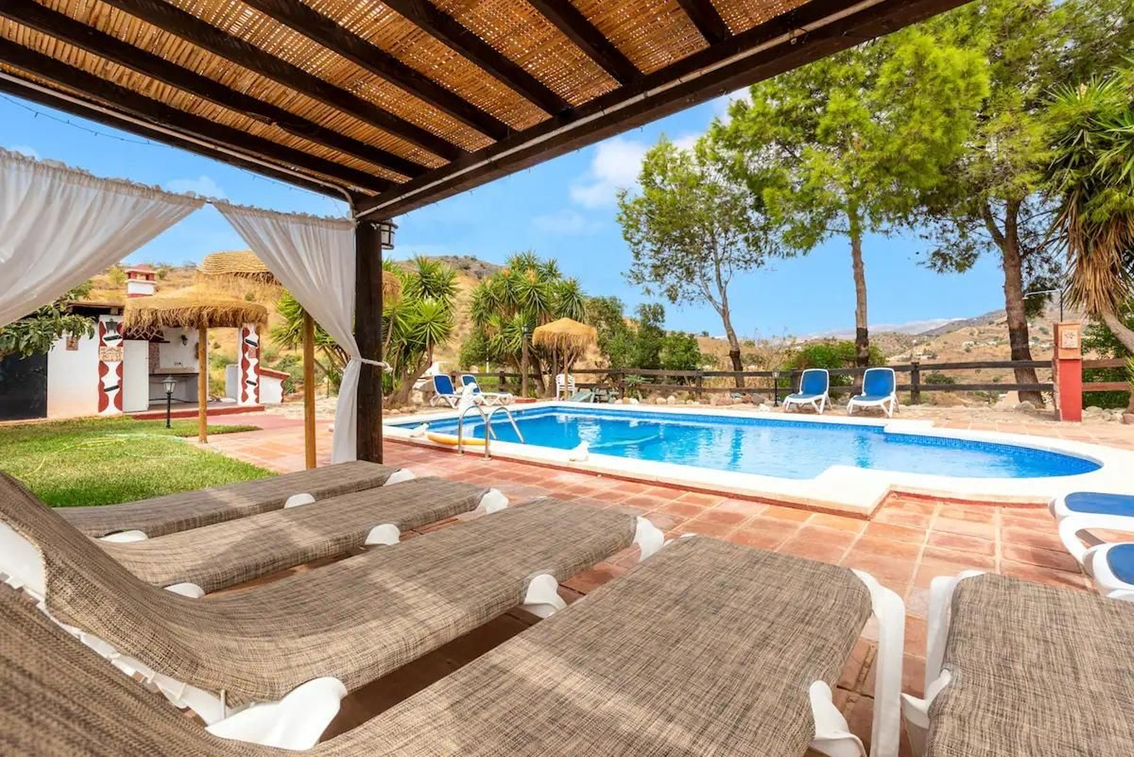 La piscina de la Casa Rural Loma El Letrao.