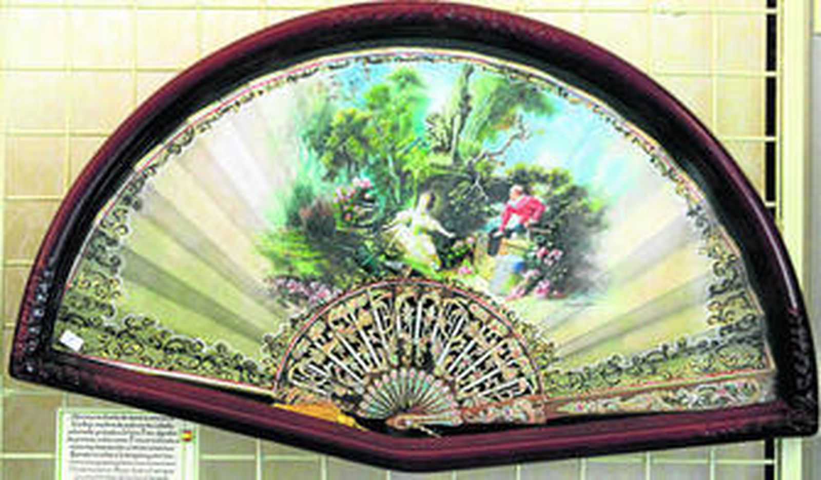 Los abanicos expuestos en el Hotel Palacio de los Patos son piezas únicas que están elaboradas con distintas técnicas que pasan por la grabación, la reproducción de escenas de obras de arte o las incrustaciones de nácar. Por su parte, los materiales también pasan desde el palo santo al ébano y al nácar.