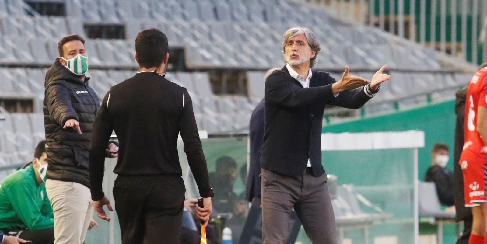Pablo Alfaro protesta al juez de línea tras la expulsión de Carlos Valverde.