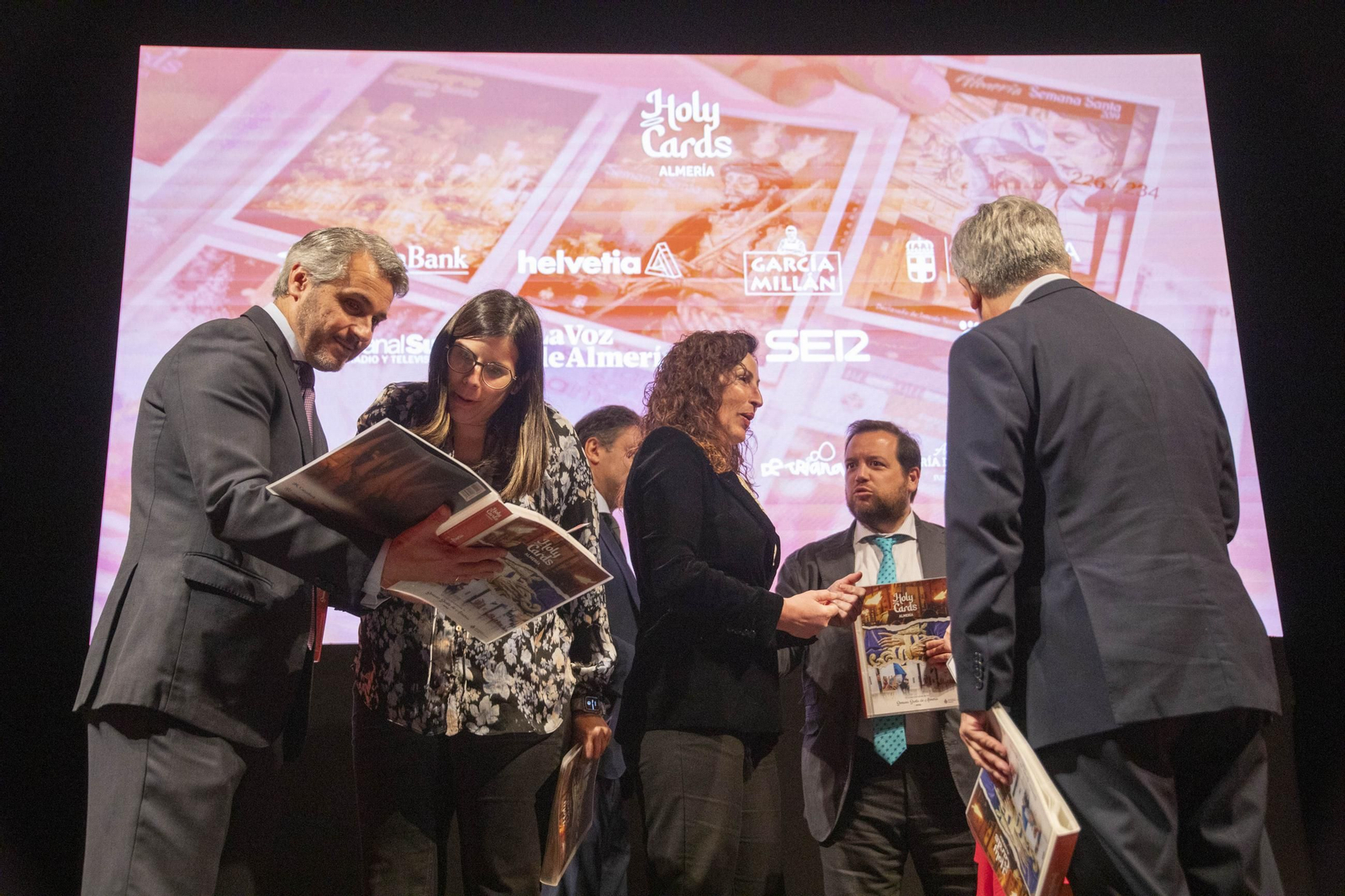 Imágenes de la presentación de las Holy Cards