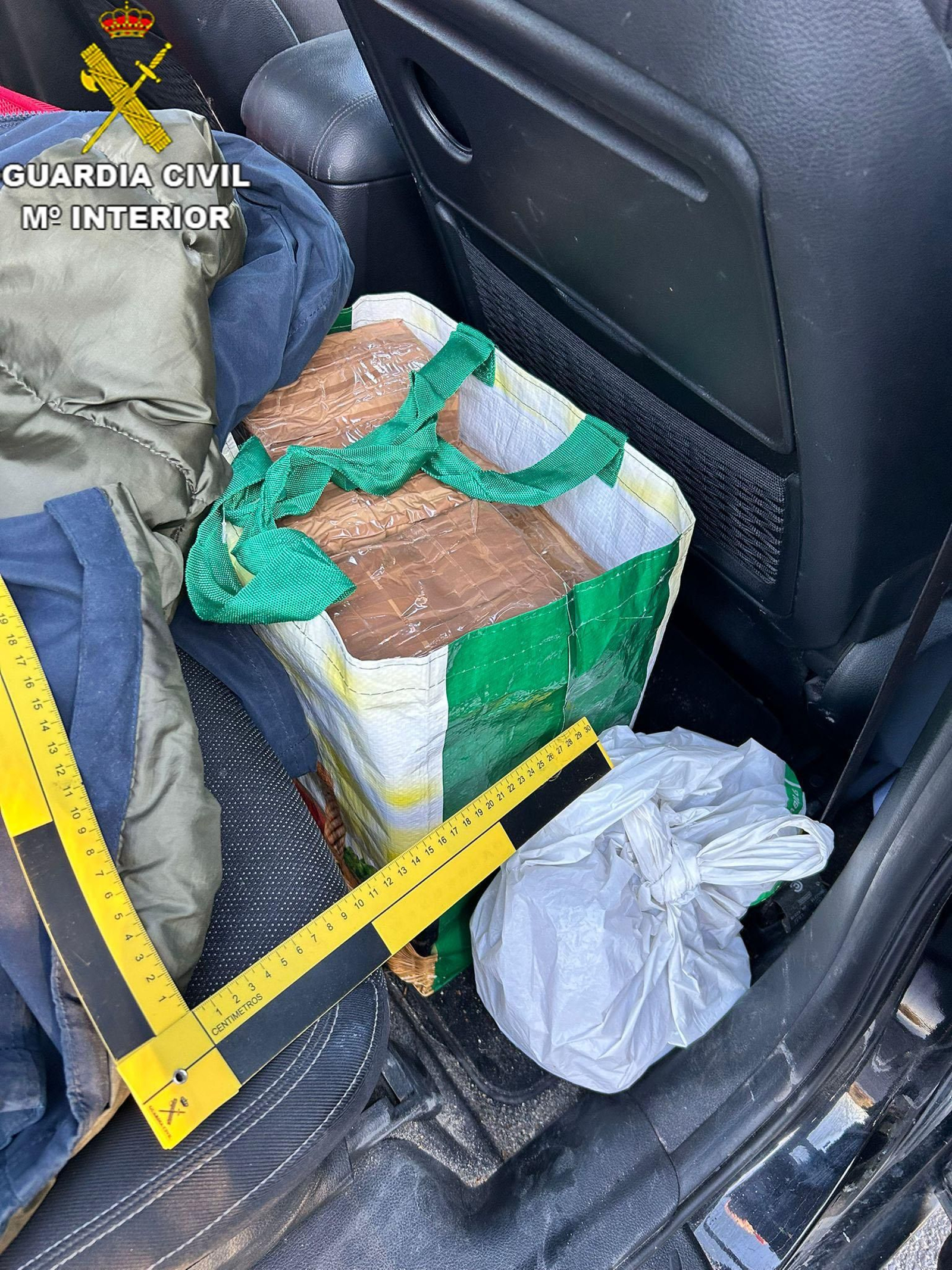 Tabletas de hachís ocultas en el coche interceptado